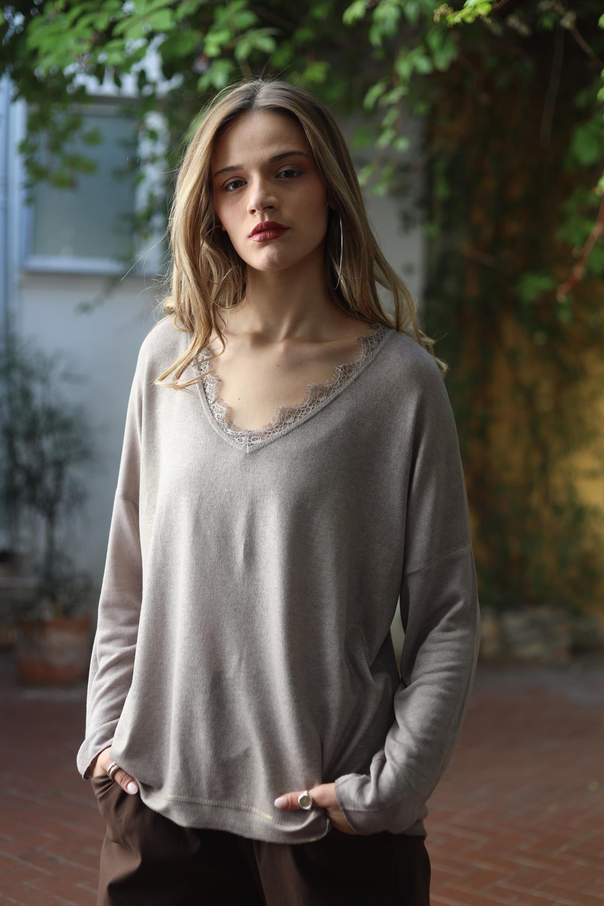 Vizon Rengi Yakası Dantelli Simli Yağ Yıkama Triko Bluz