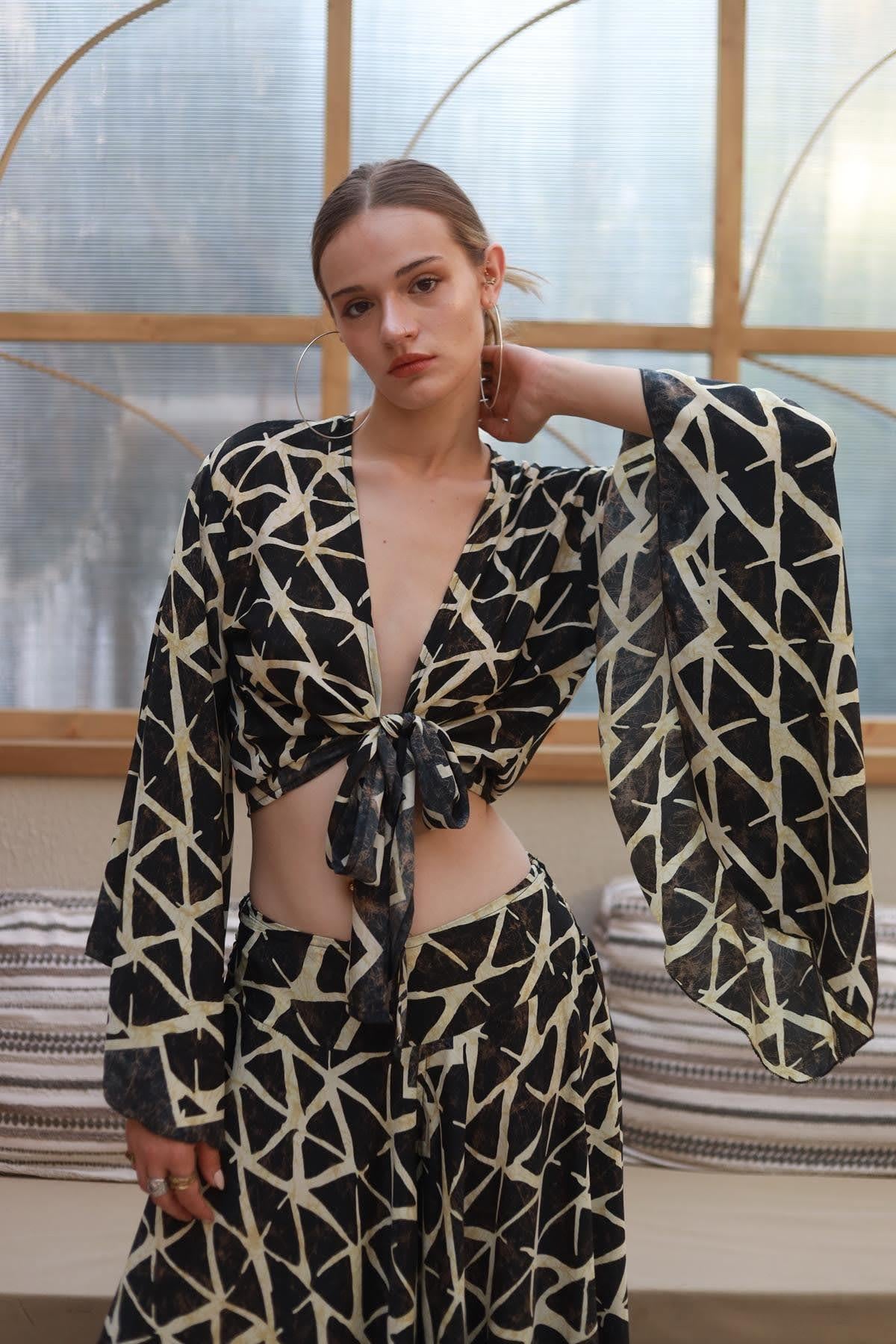 Siyah Desenli Yarasa Kol İpek Bolero