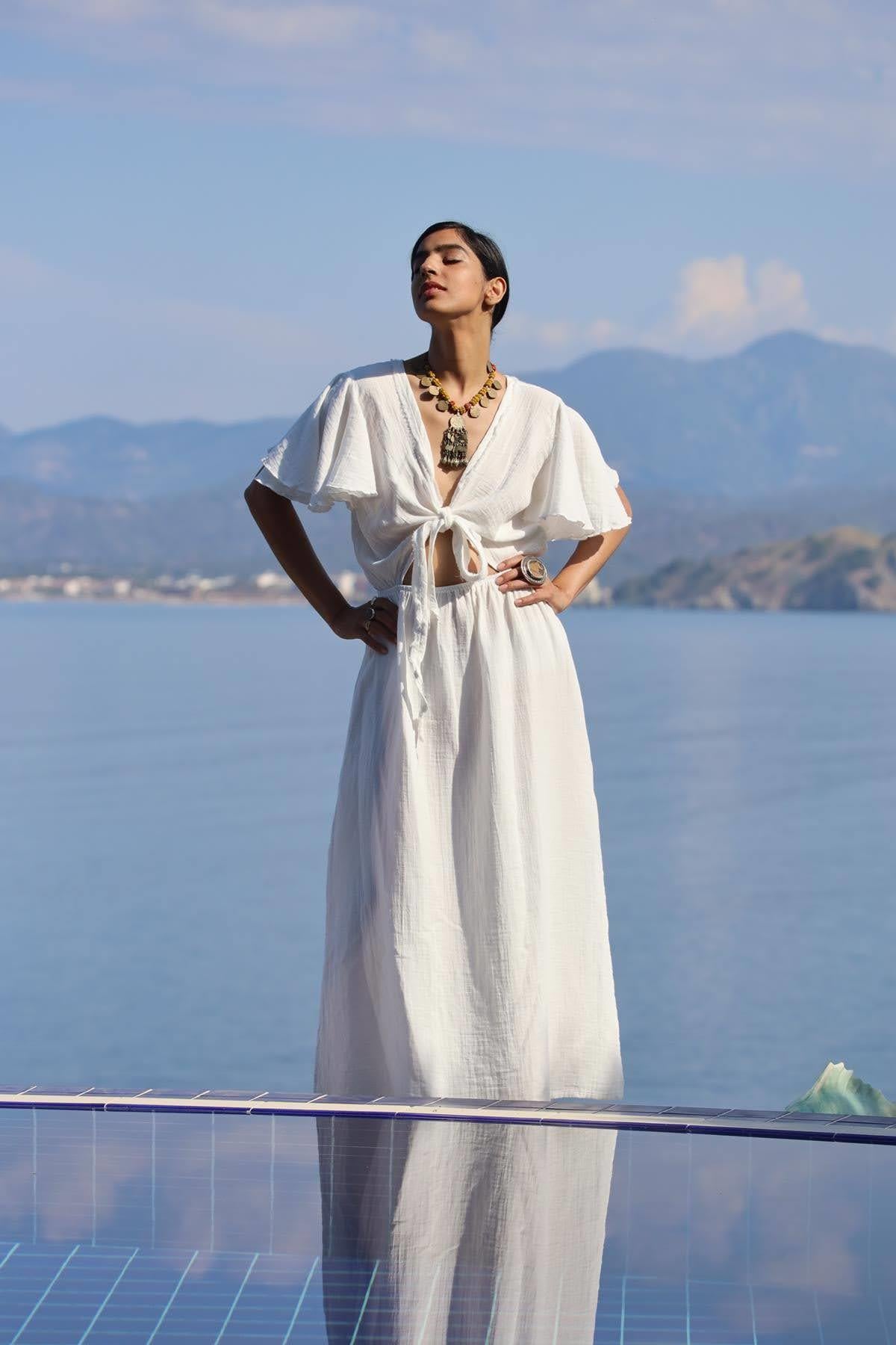 Beyaz Anvelop Yaka Kolları Volanlı Yırtmaçlı Elbise