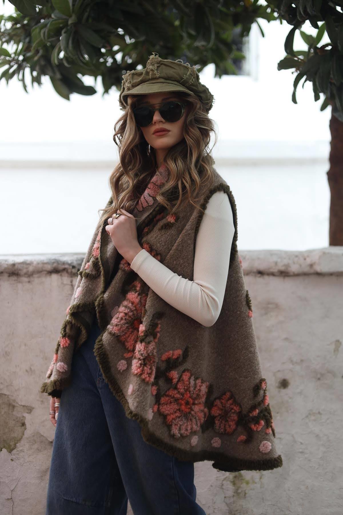 Vizon Rengi Çiçek Desenli Keçe Yelek