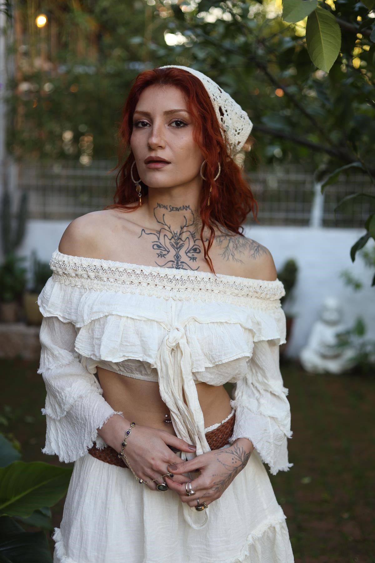 Ekru Dantelli Madonna Yaka Volanlı Crop Bluz