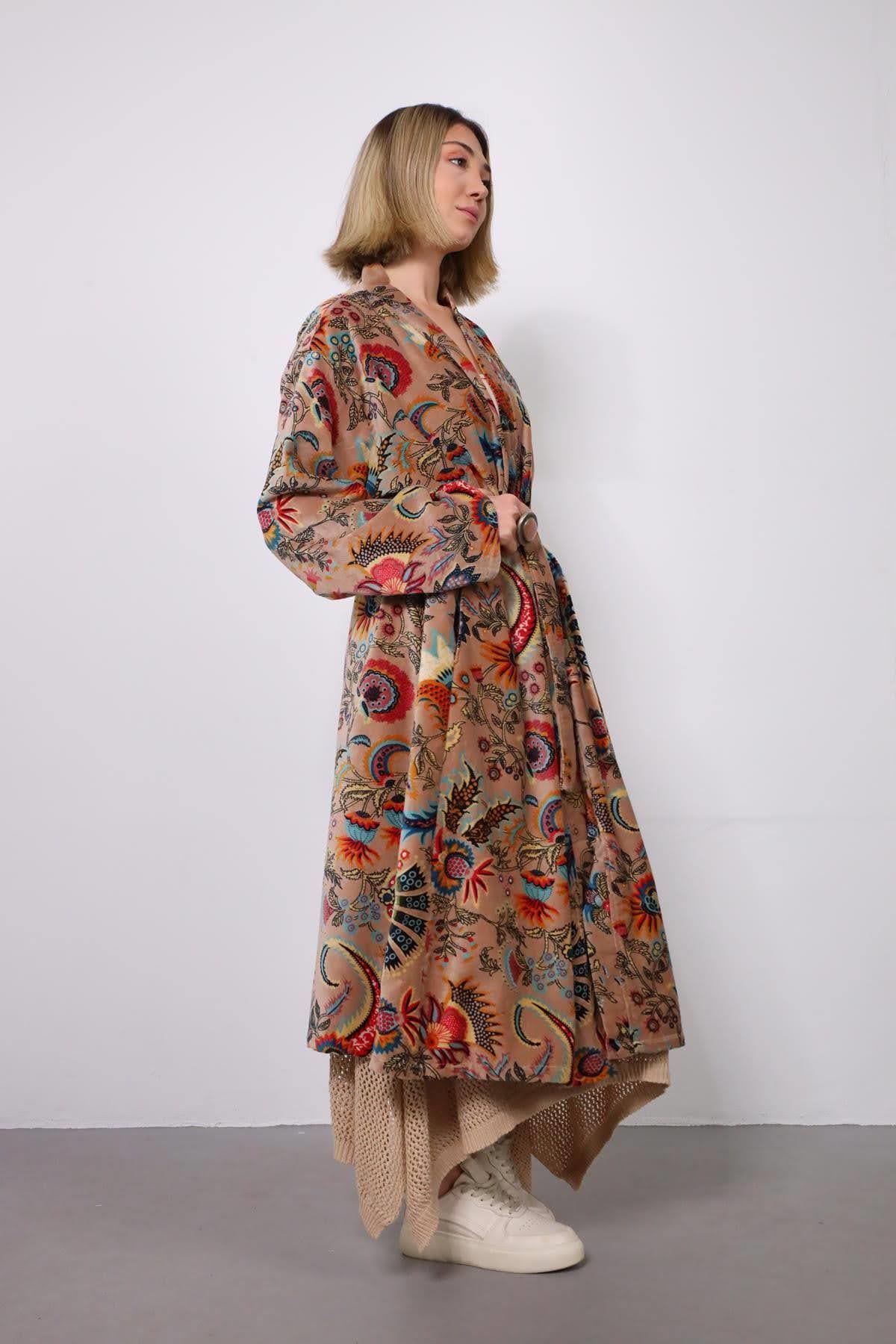 Krem Rengi Otantik Desenli Kuşaklı Kadife Kaftan - Şaman Butik Krem Rengi Otantik Desenli Kuşaklı Kadife Kaftan