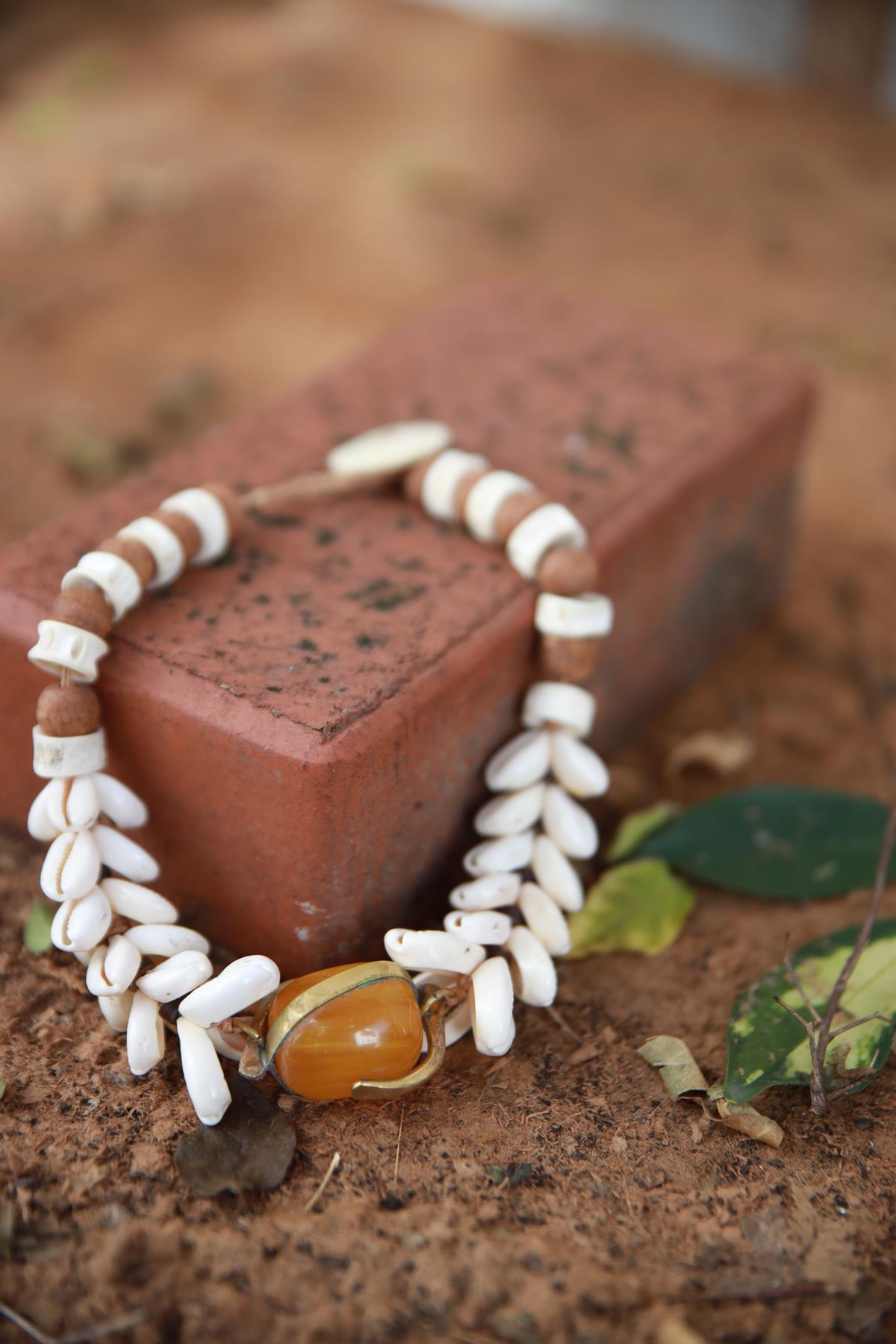 Resin Stone Detailed Seashell Design Necklace