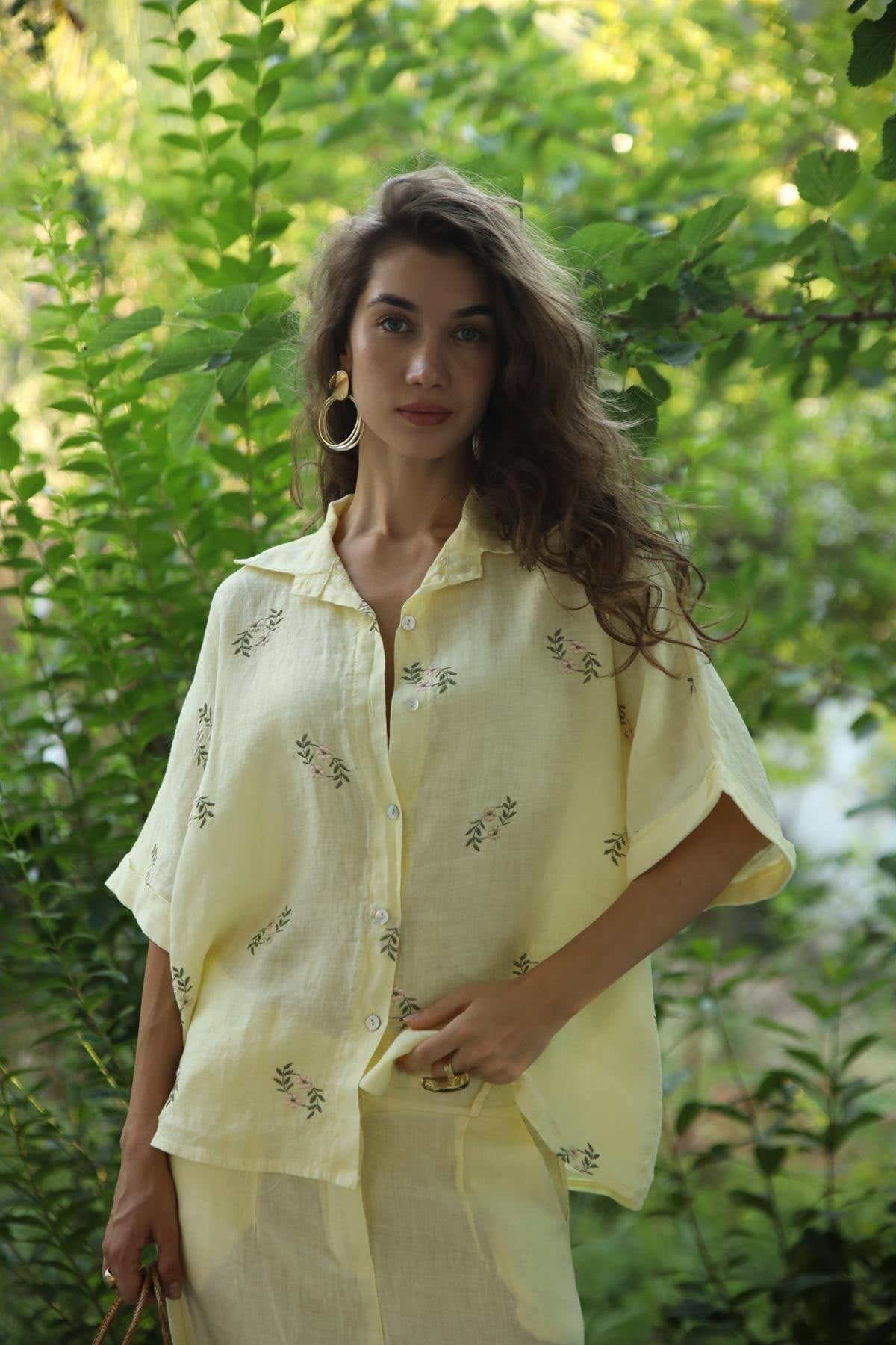 Butter Yellow Çiçek Nakışlı Keten Gömlek