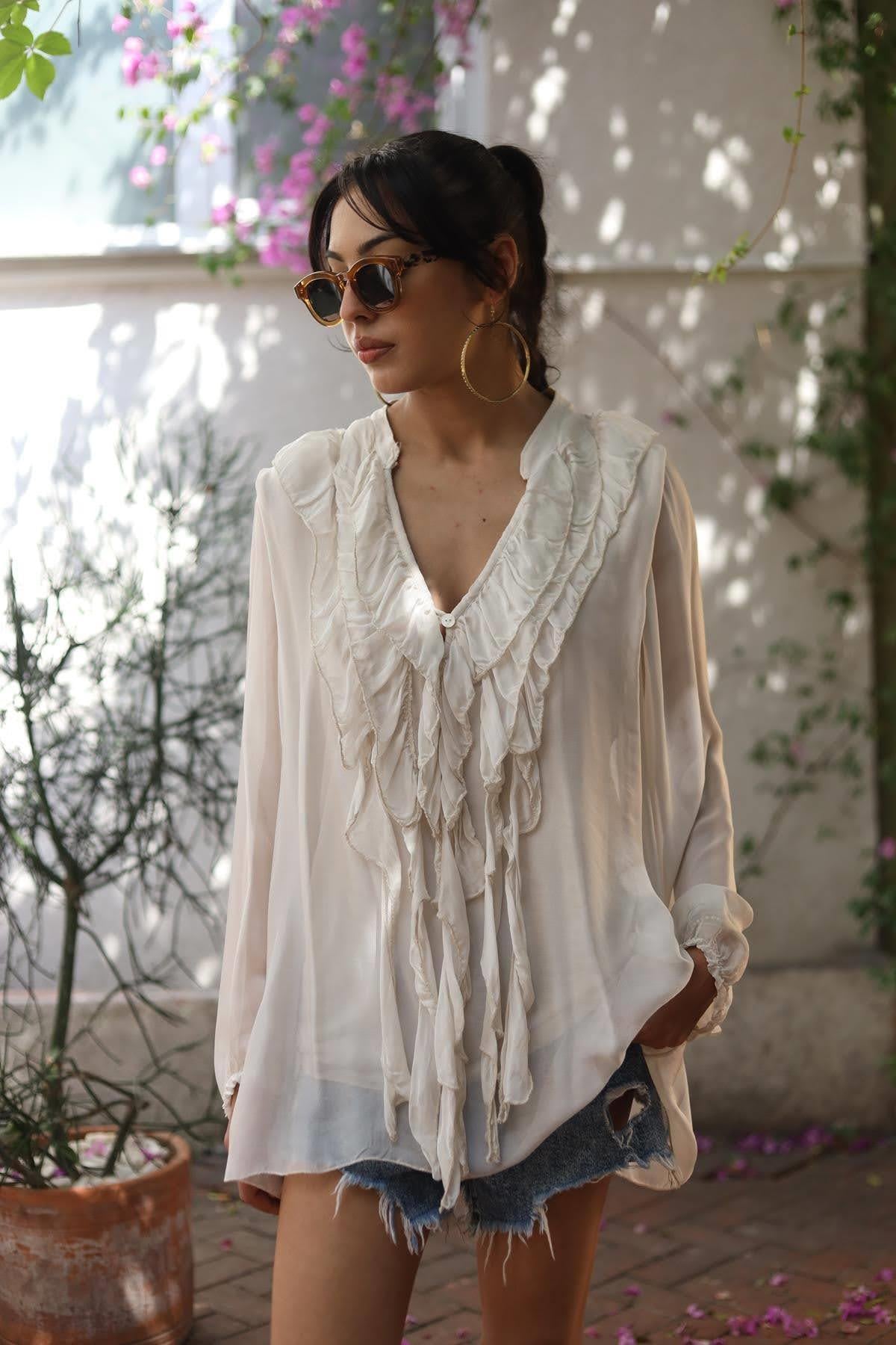 Krem Rengi Fırfırlı Tek Düğmeli İpek Bluz