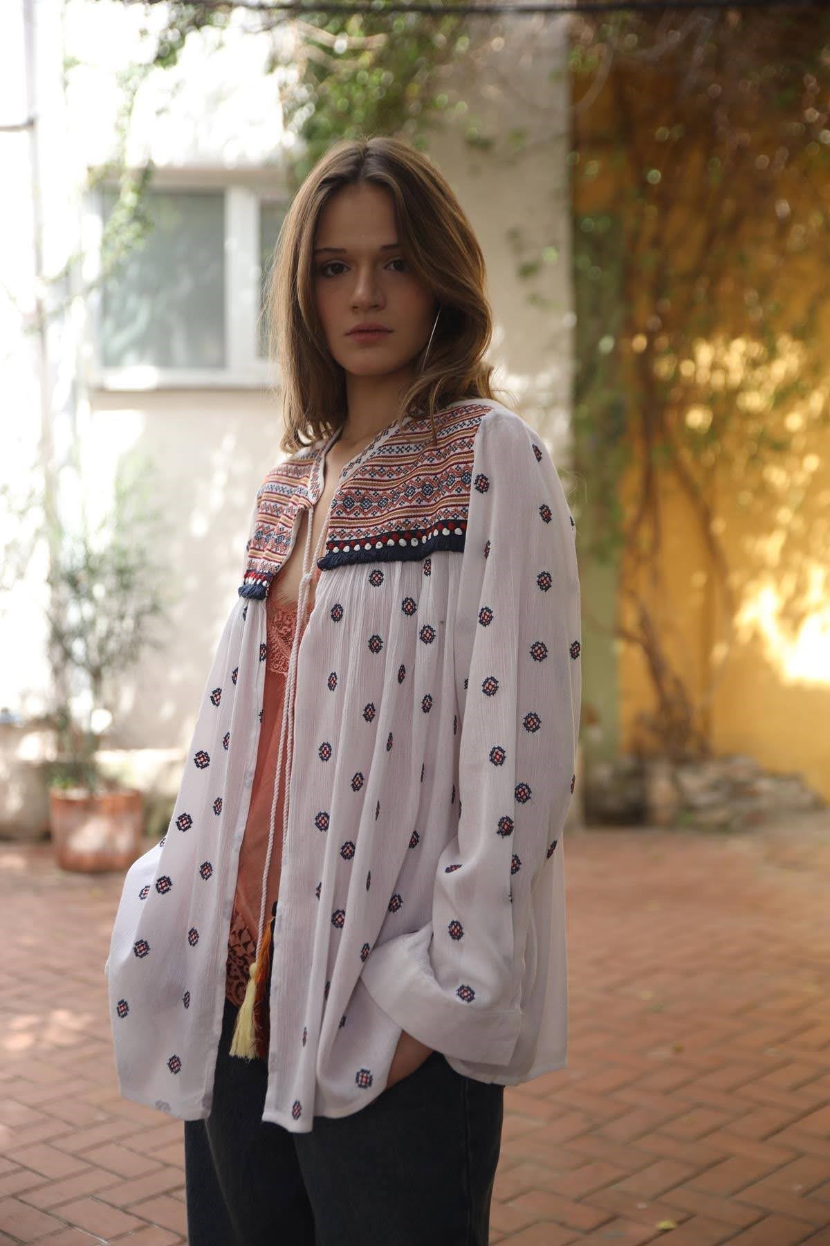 Beyaz Nakışlı Yakası Püsküllü Otantik Ceket