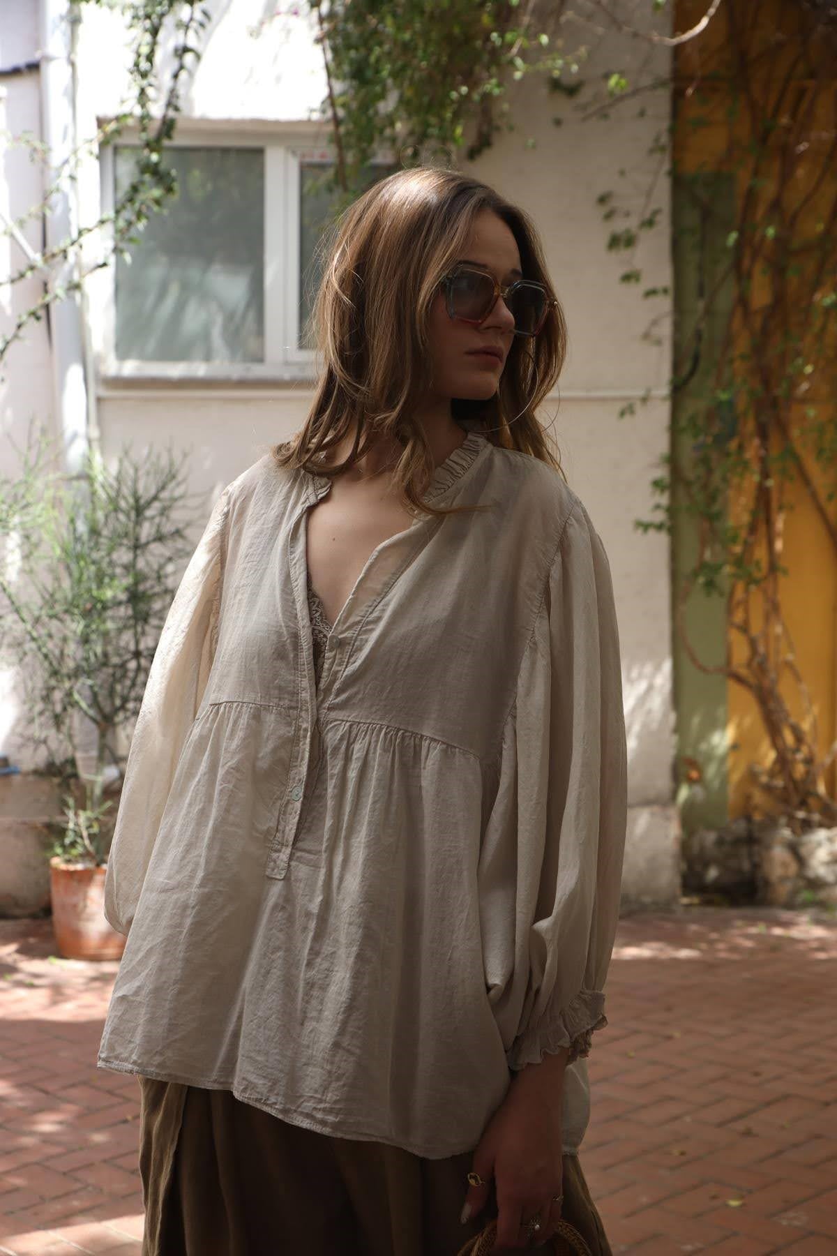 Bej Yakası Volanlı Kolları Lastikli Düğmeli Bluz