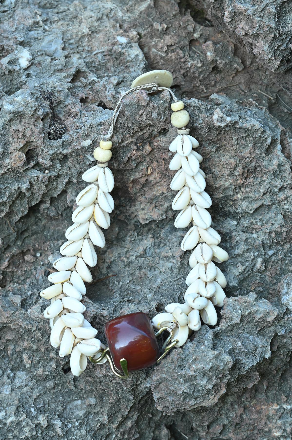 Reçine Taş Detaylı Deniz Kabuğu Tasarım Kolye