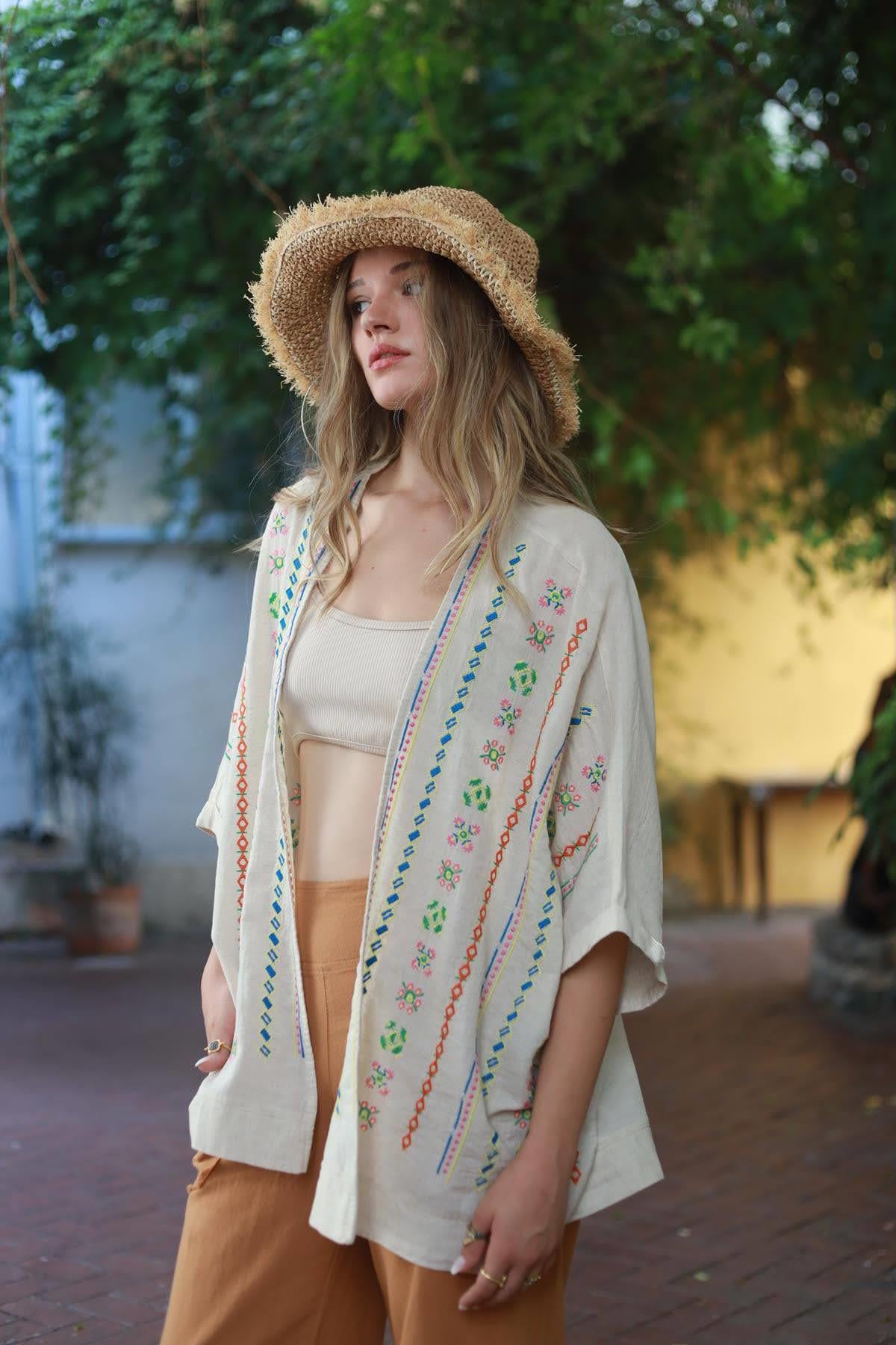 Krem Rengi Nakışlı Kısa Kimono