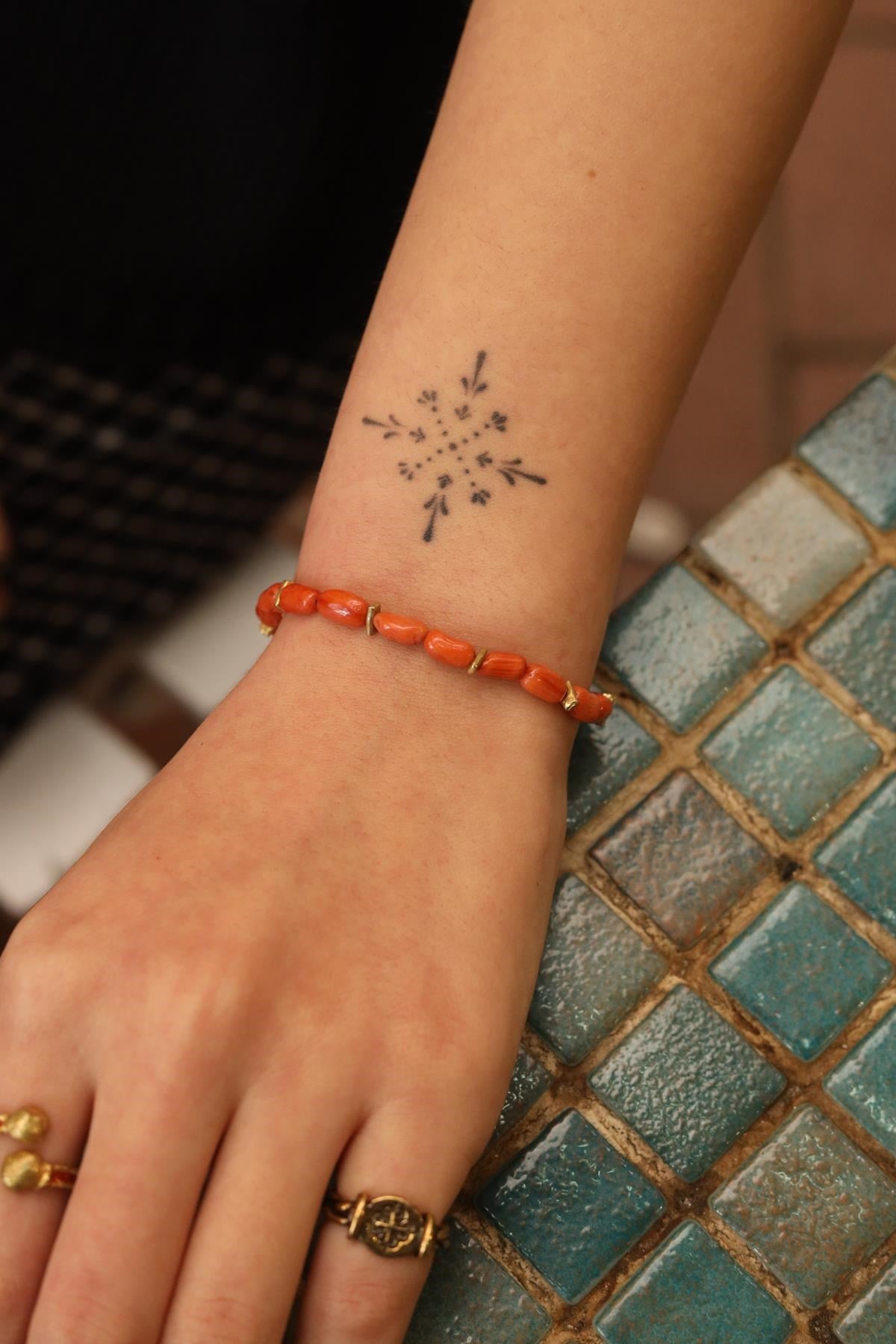 Alloy Pul Detaylı Mercan Bileklik