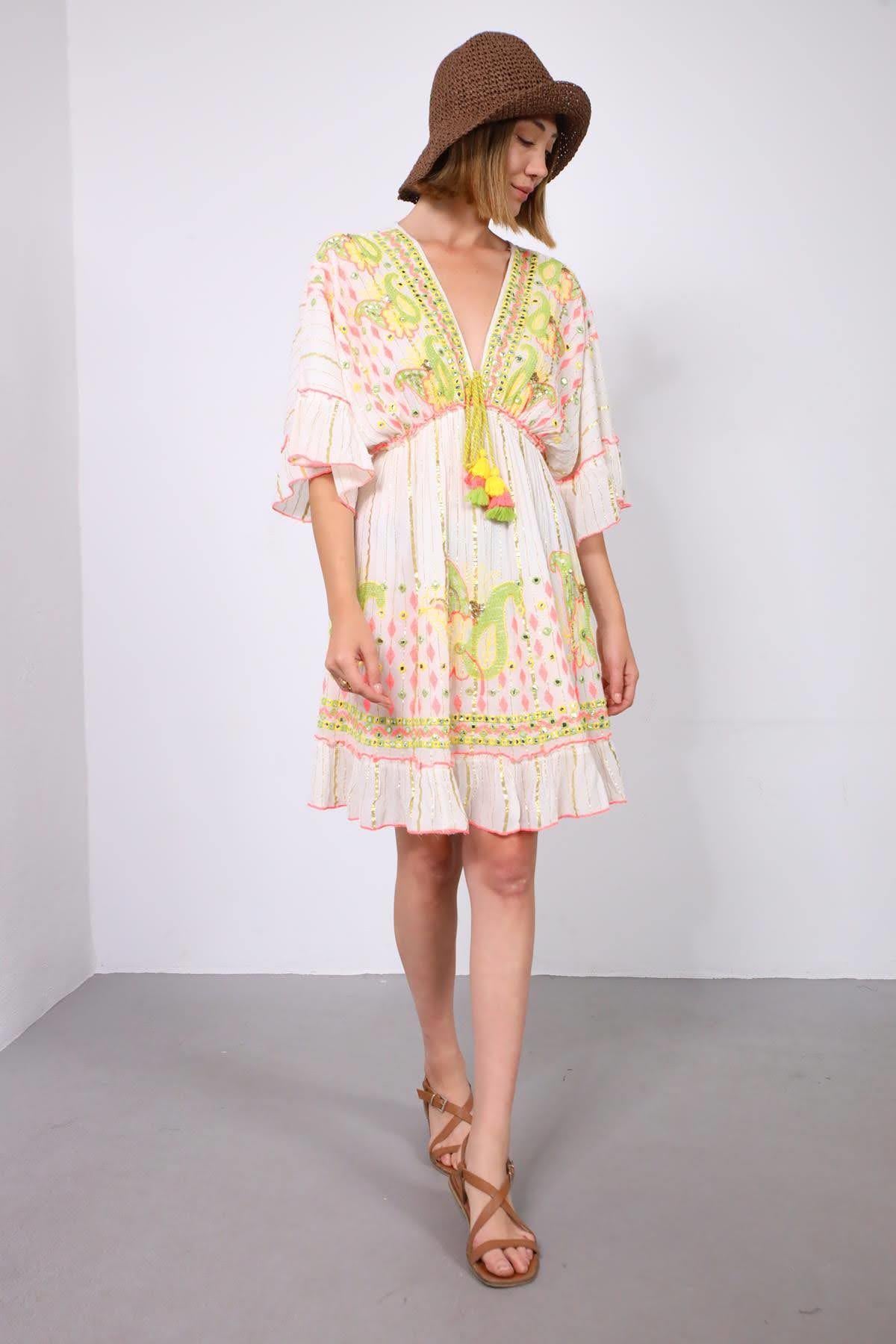 Beyaz İşlemeli V Yaka Fırfırlı Otantik Elbise - Şaman Butik Beyaz İşlemeli V Yaka Fırfırlı Otantik Elbise