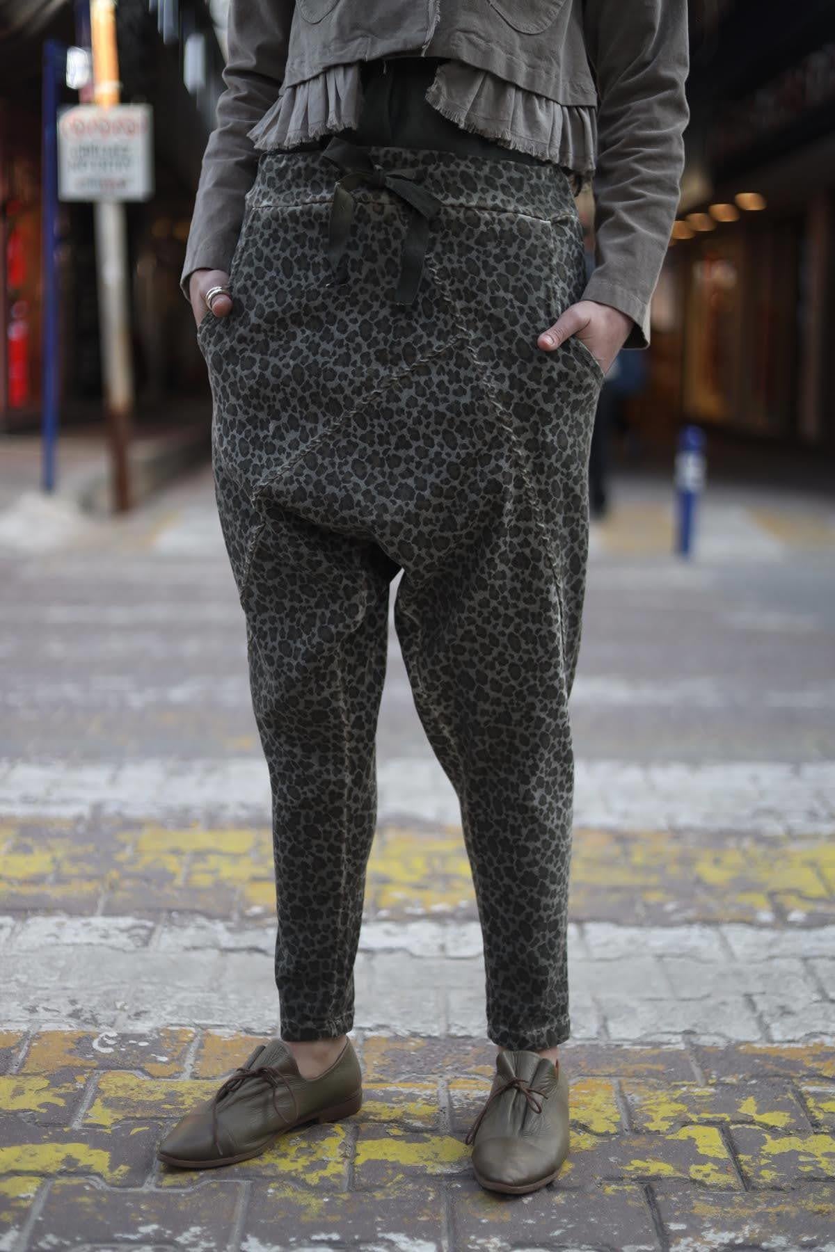 Haki Leopar Desenli Önü Dikişli Pantolon