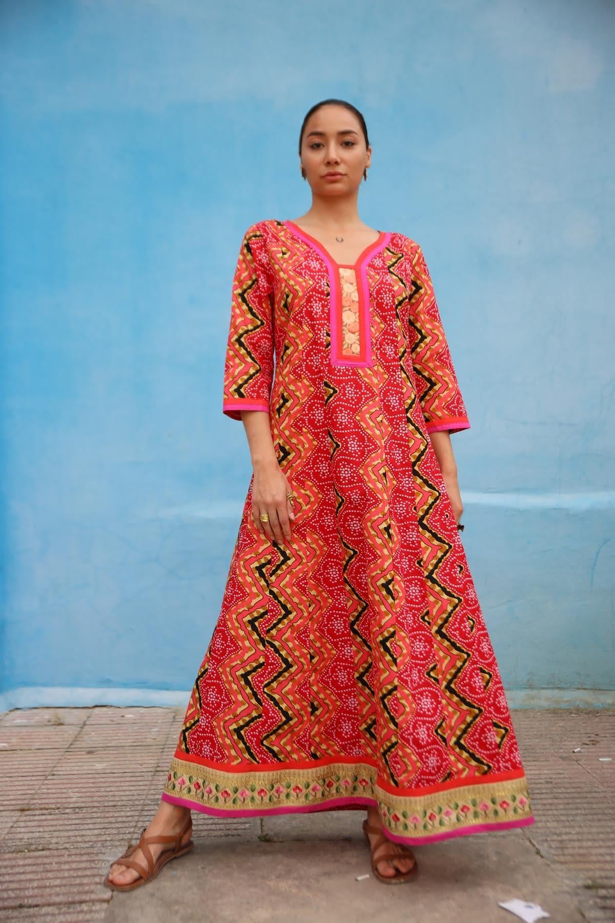 Kırmızı Yakası Nakışlı Otantik Desenli Elbise - Şaman Butik Kırmızı Yakası Nakışlı Otantik Desenli Elbise