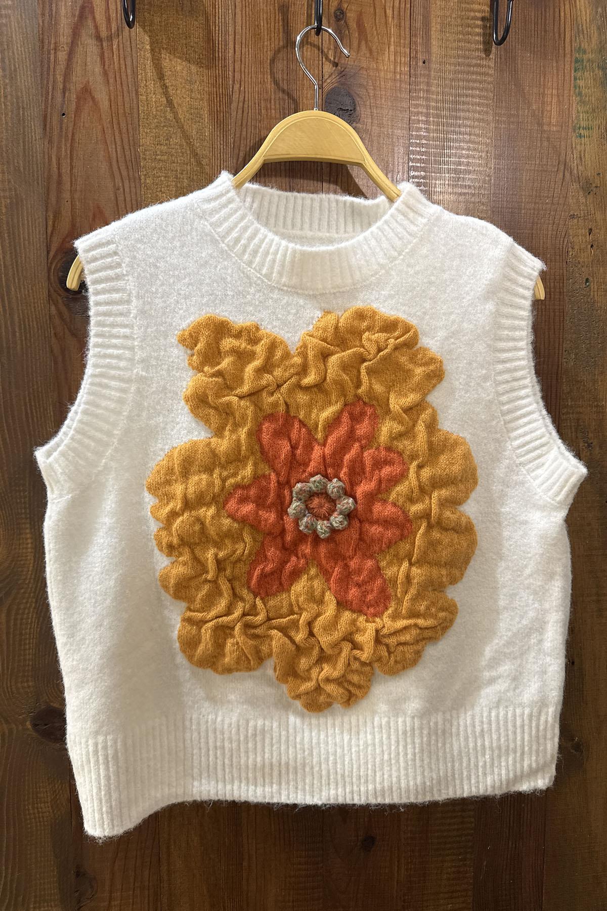 Beyaz Çiçek Kabartmalı Süveter