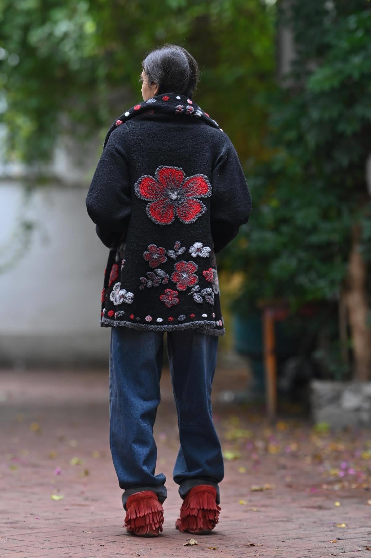 Siyah Şal Yaka Çiçek Desenli Keçe Ceket