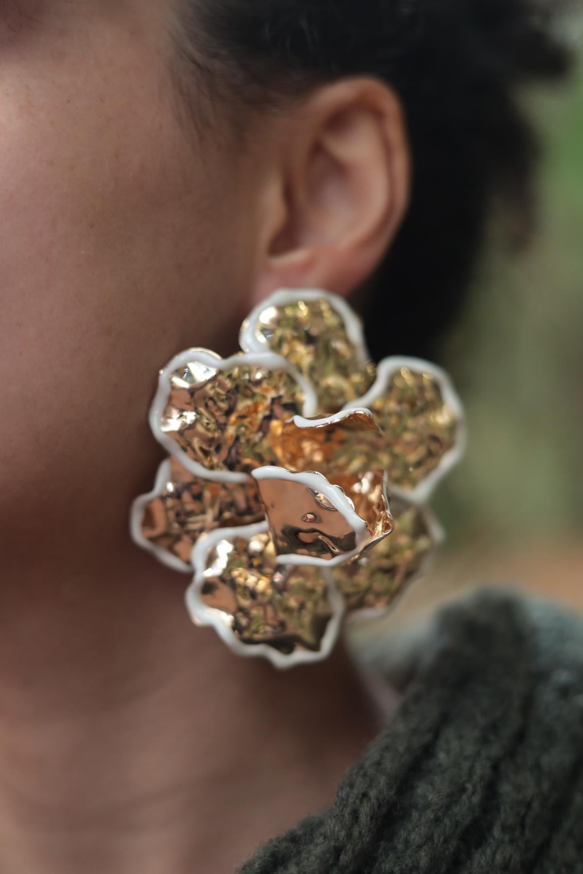 Gold Şeritli Çiçek Küpe