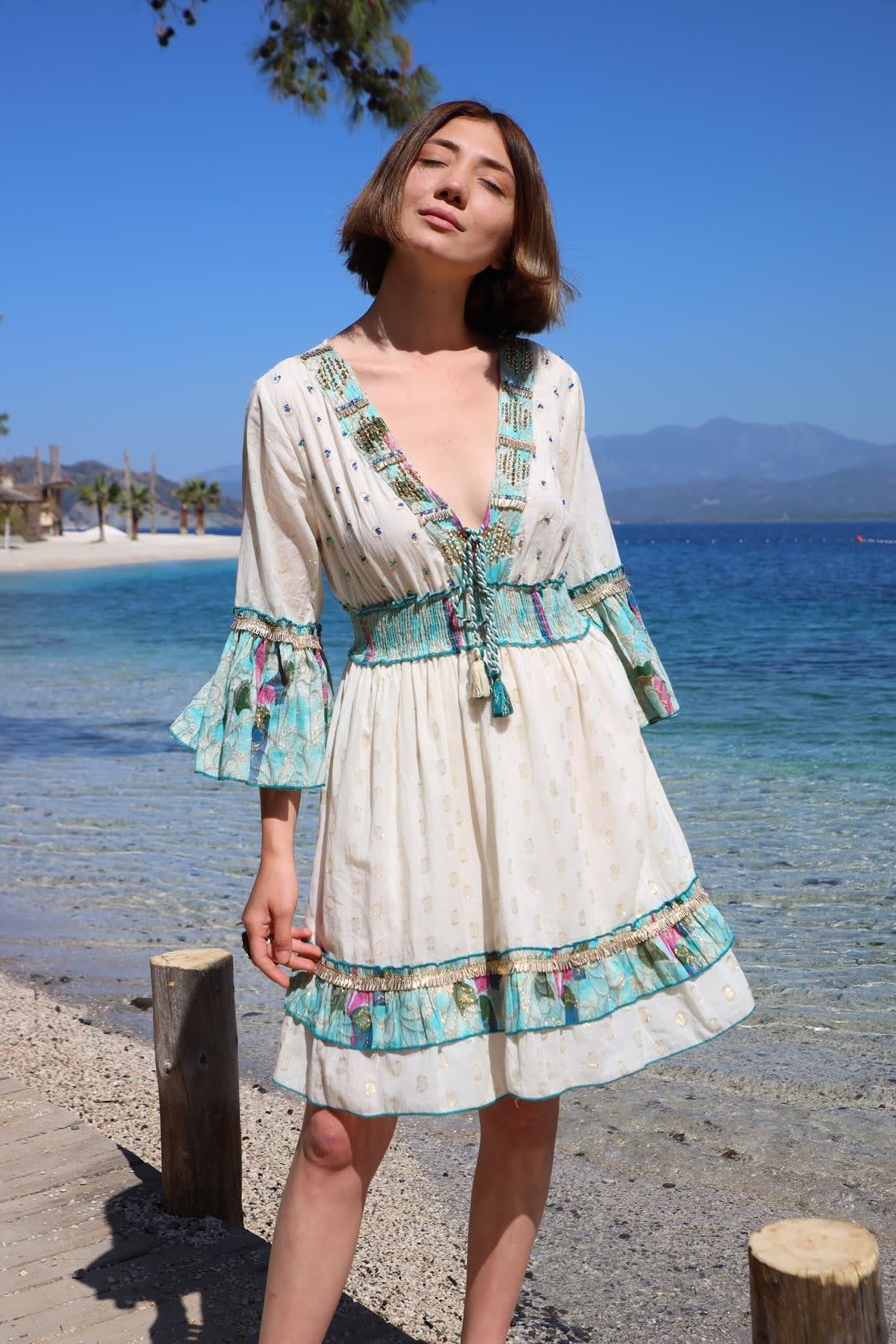 Ekru Püsküllü V Yaka İşlemeli Volanlı Elbise - Şaman Butik Ekru Püsküllü V Yaka İşlemeli Volanlı Elbise