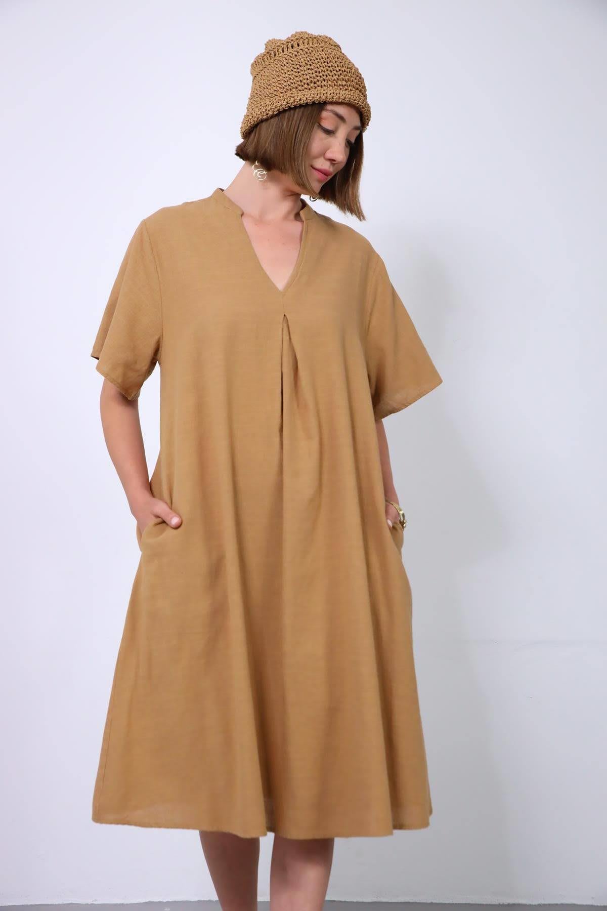 Camel Rengi Kesik Yaka Önü Pileli Keten Elbise - Şaman Butik Camel Rengi Kesik Yaka Önü Pileli Keten Elbise