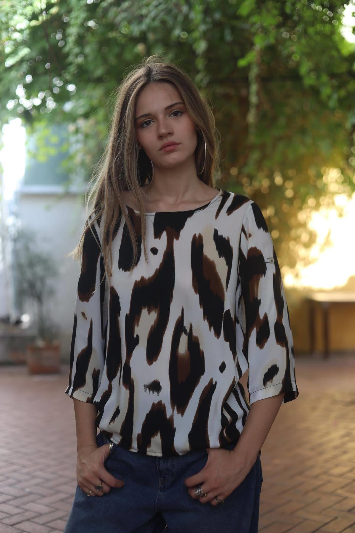 Beyaz Desenli Kolları Düğme Detaylı Bluz