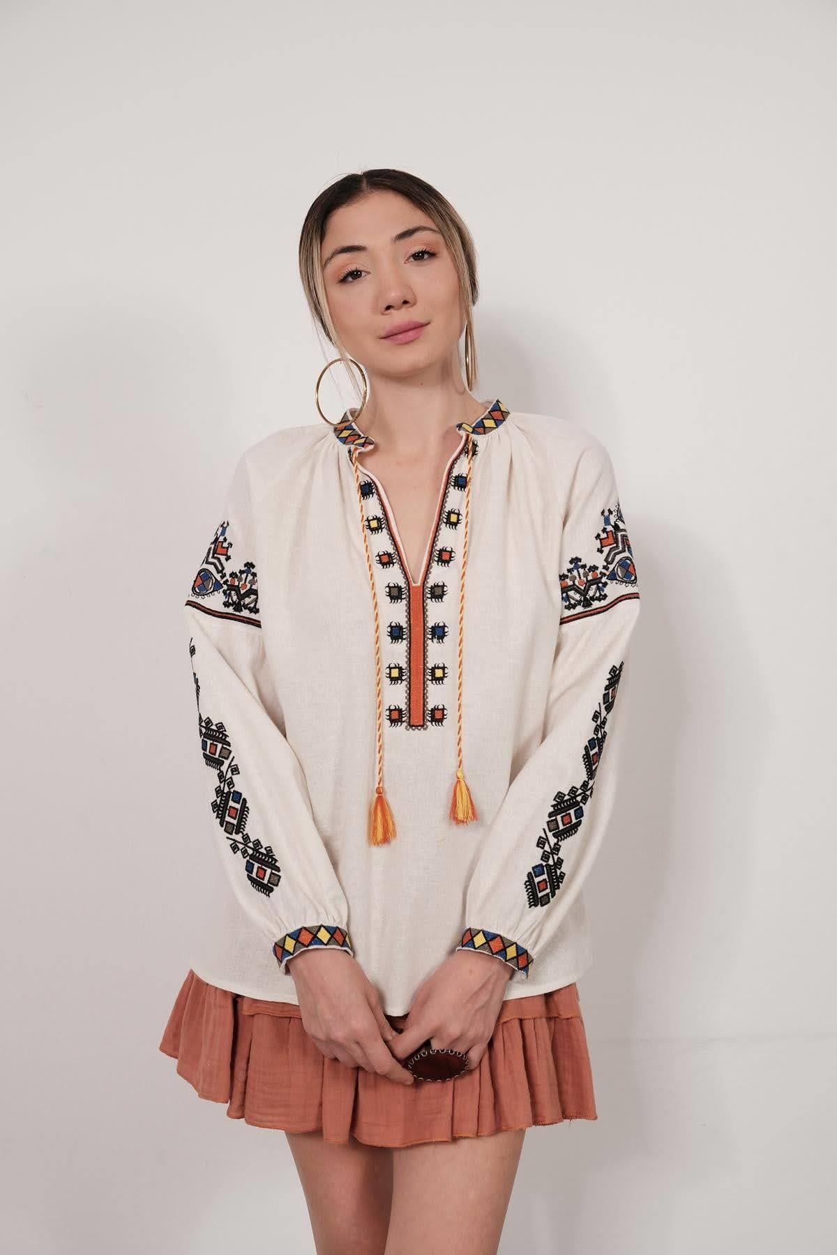 Ekru Püsküllü Yakası ve Kolları İşlemeli Bluz - Şaman Butik Ekru Püsküllü Yakası ve Kolları İşlemeli Bluz