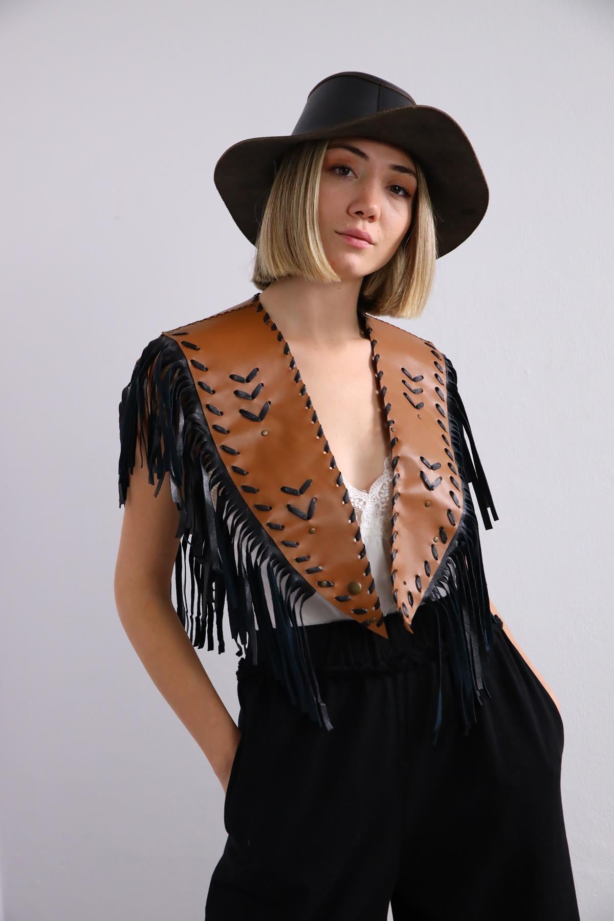 Camel Rengi Püsküllü Deri Yelek - Şaman Butik Camel Rengi Püsküllü Deri Yelek