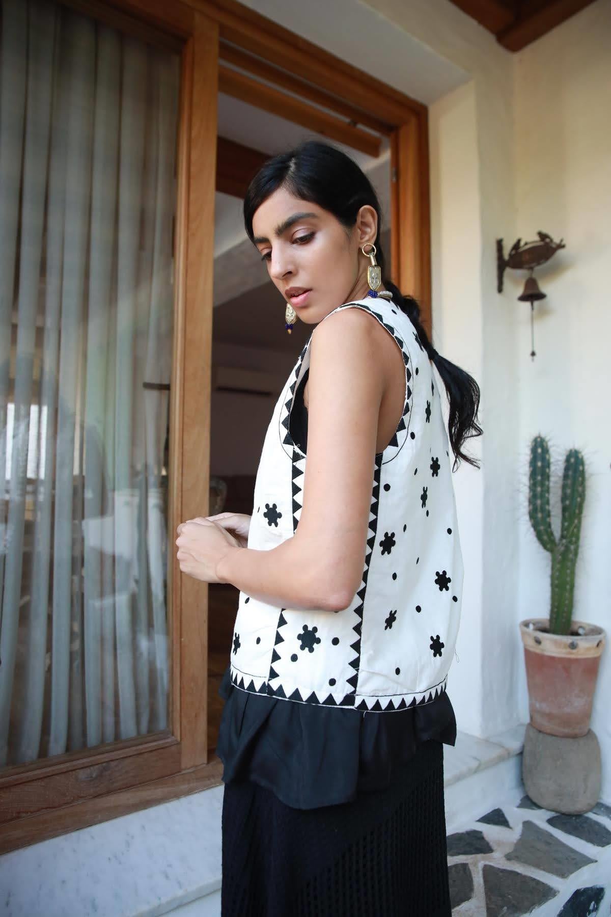 Beyaz İşlemeli Yelek