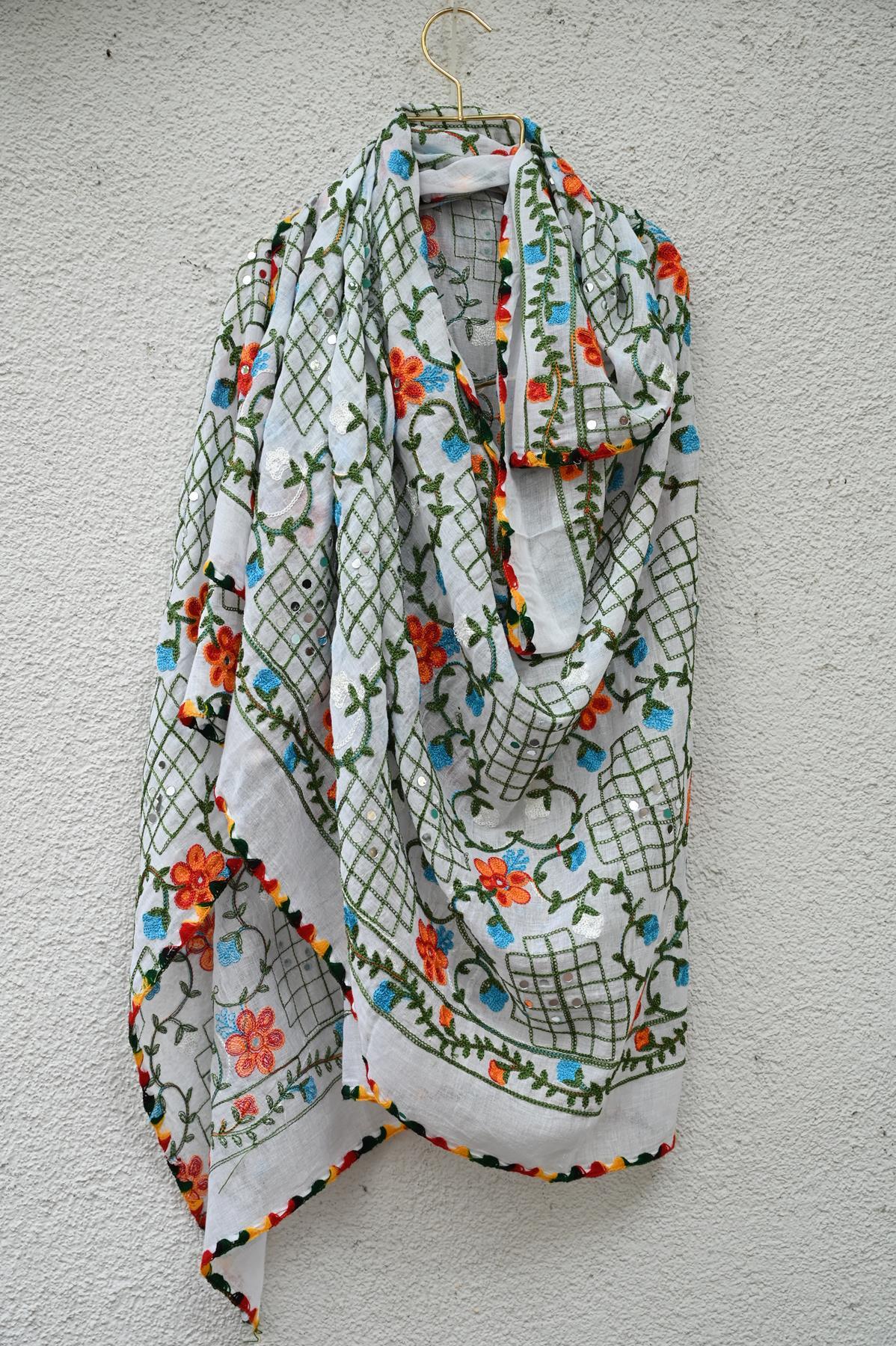 Beyaz Nakışlı Ayna Detaylı Otantik Şal