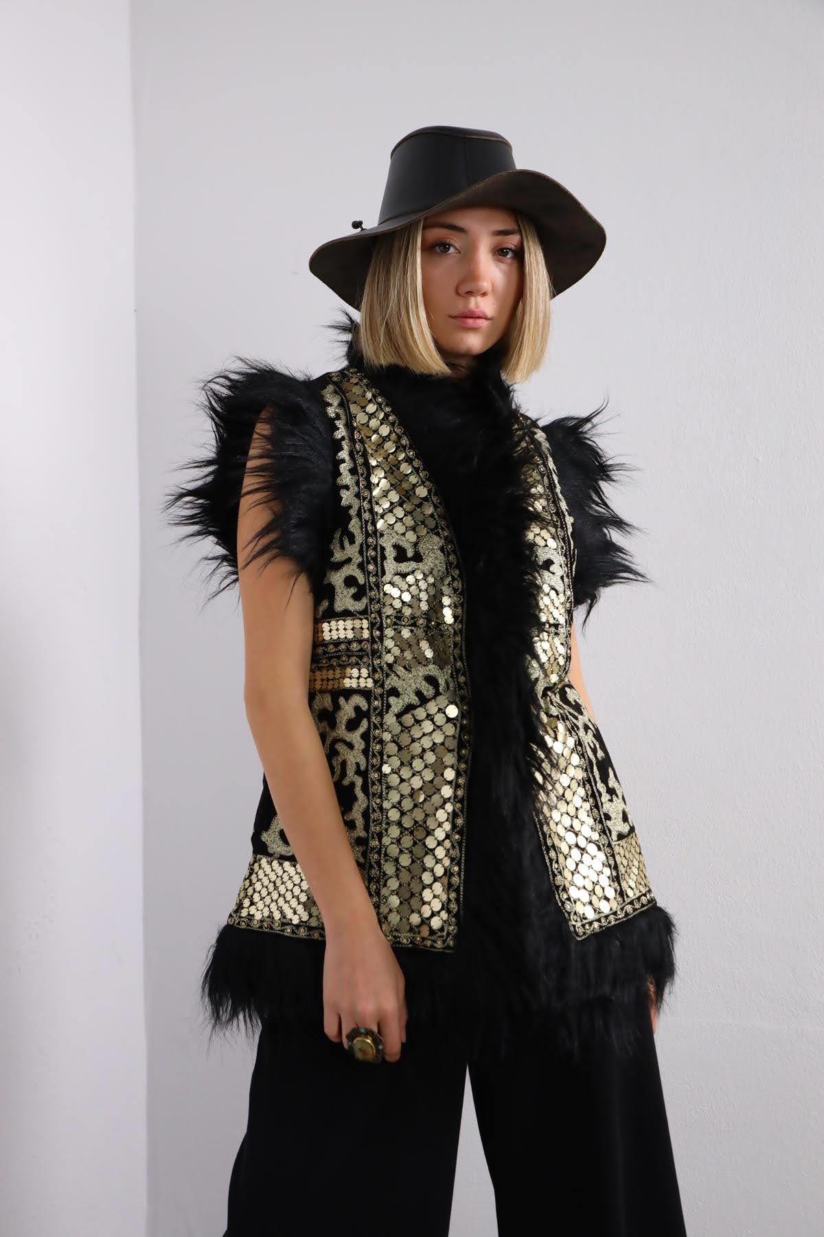 Siyah Kürklü Pul ve Taş Detaylı Tasarım Etnik Kadife Yelek - Şaman Butik Siyah Kürklü Pul ve Taş Detaylı Tasarım Etnik Kadife Yelek