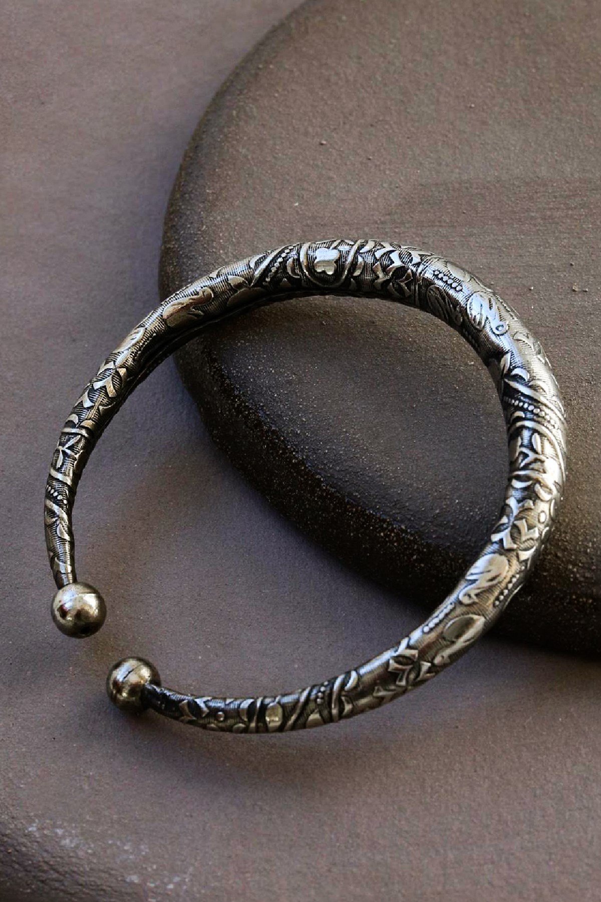 Kabartma Antik Motif Tasarım Gümüş Kaplama Bileklik - Şaman Butik Kabartma Antik Motif Tasarım Gümüş Kaplama Bileklik