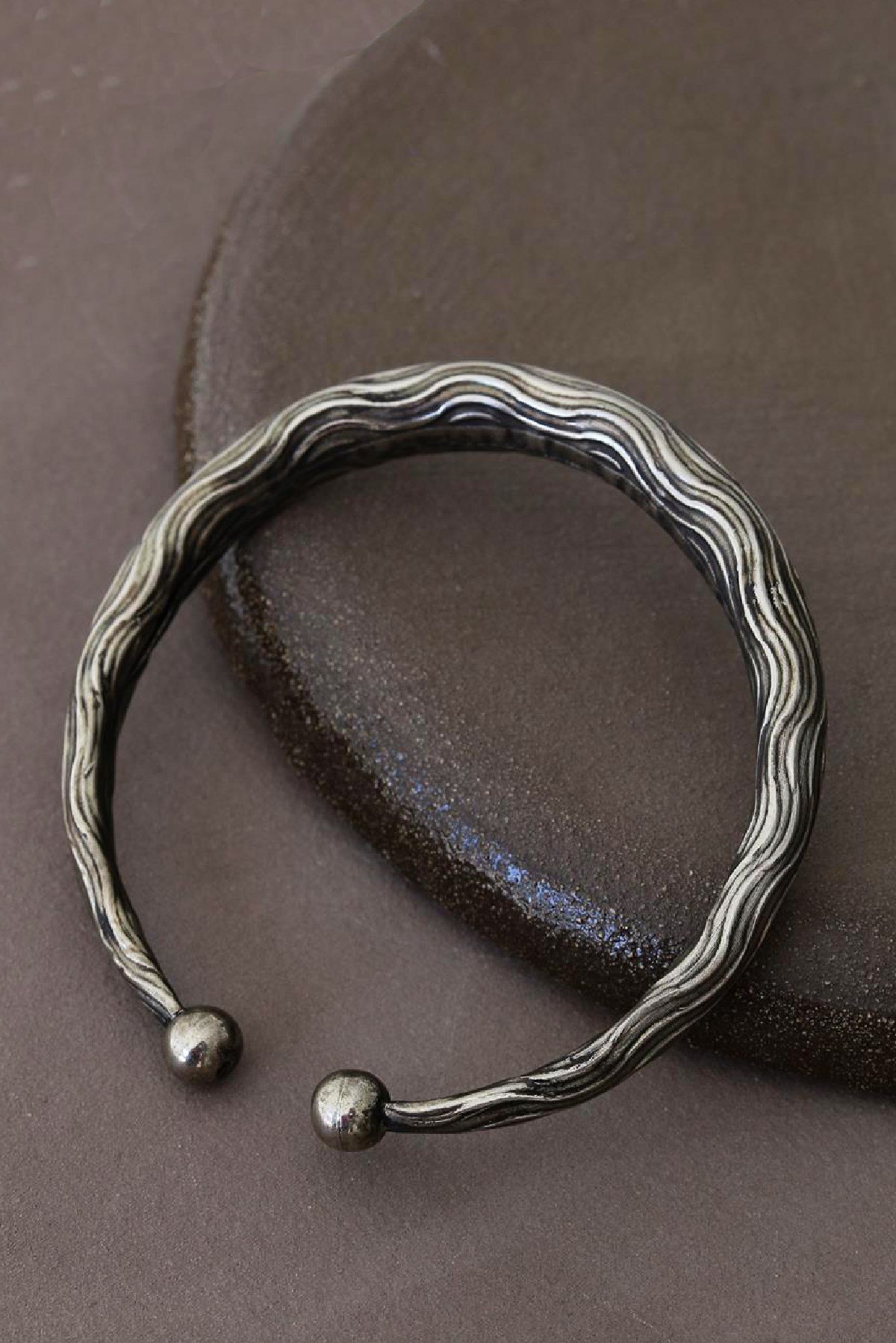 Kabartma Dalga Tasarım Gümüş Kaplama Bileklik - Şaman Butik Kabartma Dalga Tasarım Gümüş Kaplama Bileklik