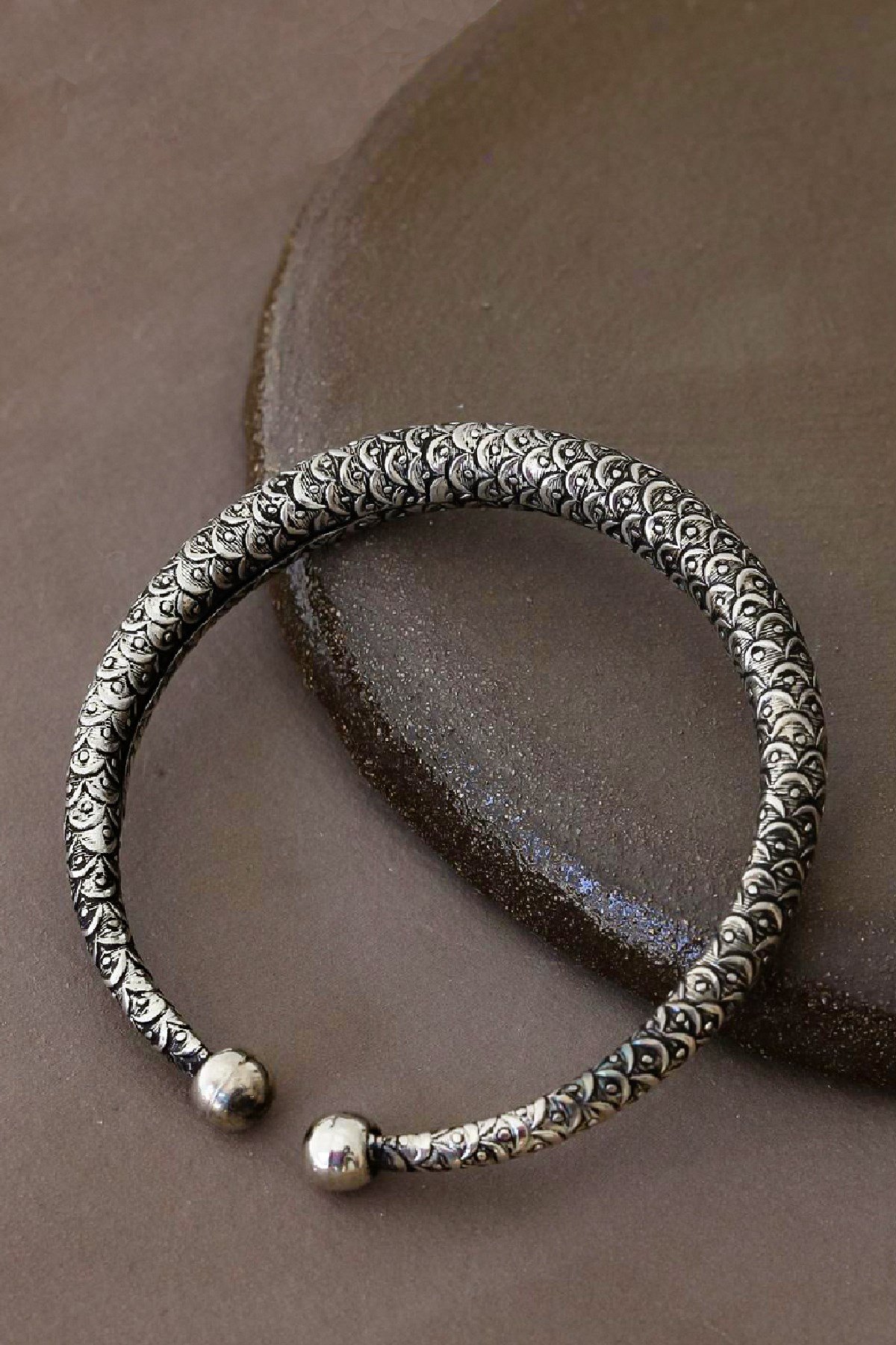 Kabartma Pul Tasarım Gümüş Kaplama Bileklik - Şaman Butik Kabartma Pul Tasarım Gümüş Kaplama Bileklik