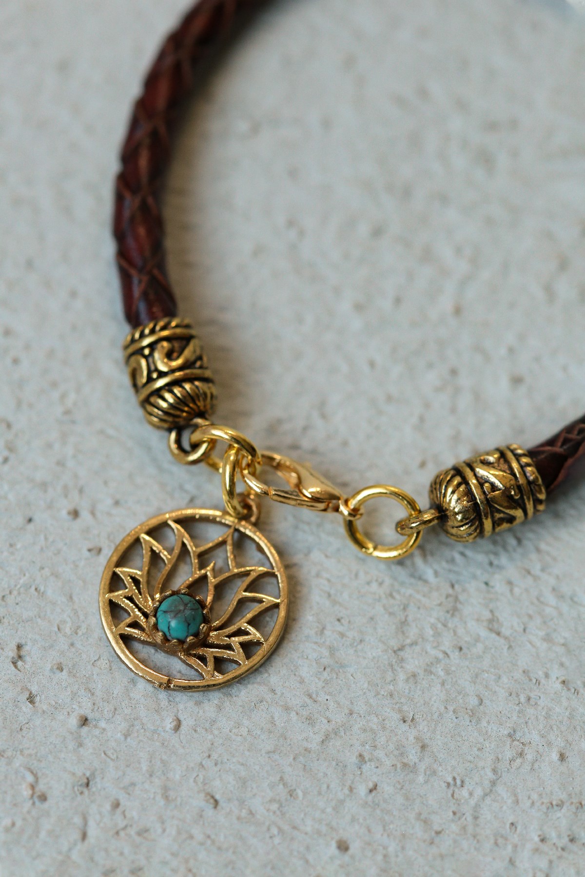 Lotus Detay Örgü Tasarım Kahverengi Deri Bileklik - Şaman Butik Lotus Detay Örgü Tasarım Kahverengi Deri Bileklik