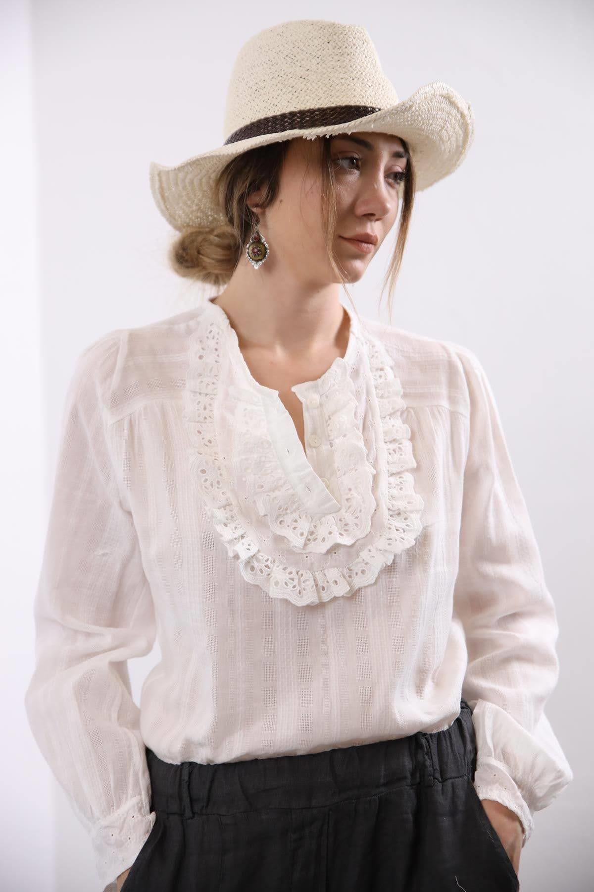  Beyaz Dantel Detaylı Bluz