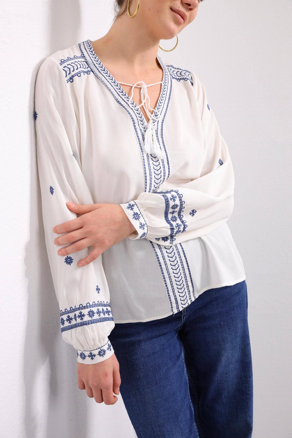 Beyaz V Yaka İpli İşlemeli Bluz - Şaman Butik Beyaz V Yaka İpli İşlemeli Bluz