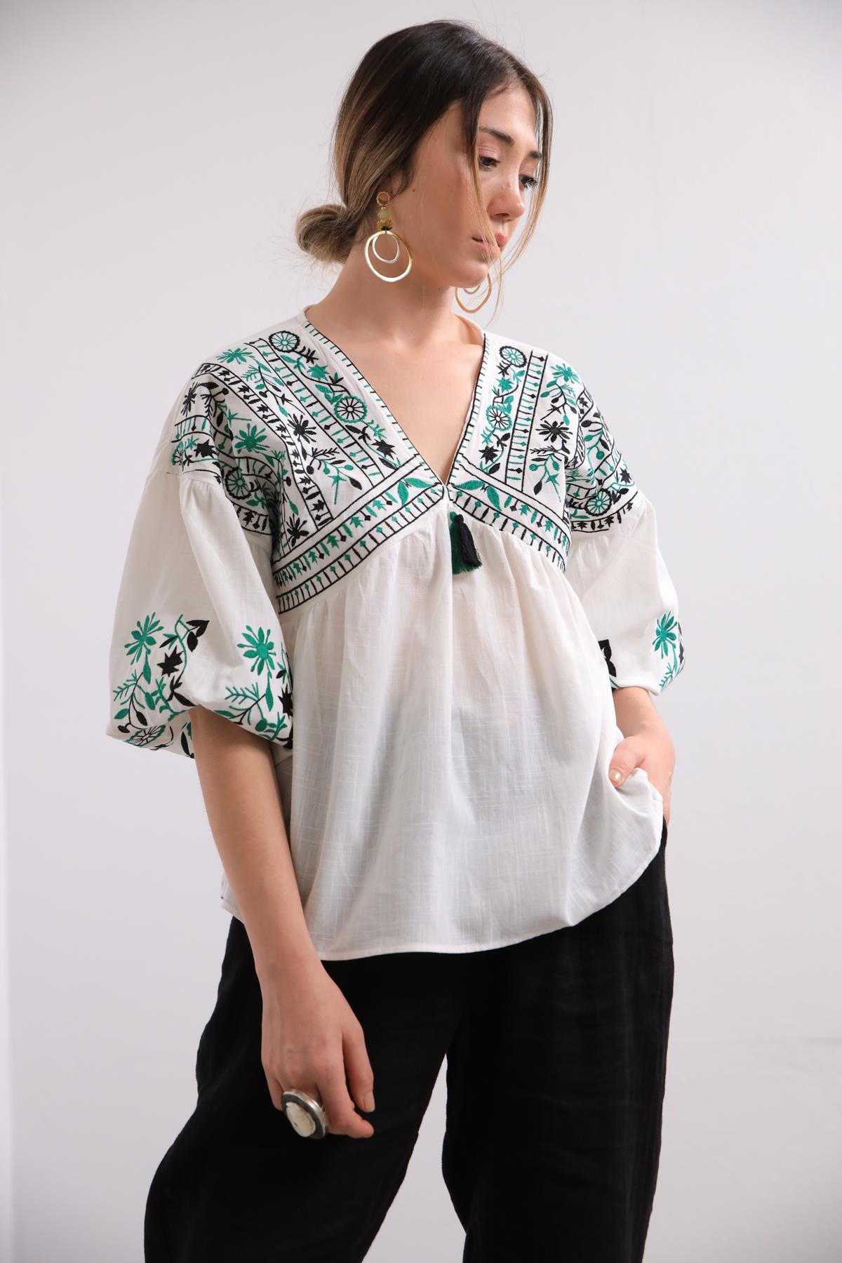 Beyaz Yeşil İşlemeli Püsküllü Bluz - Şaman Butik Beyaz Yeşil İşlemeli Püsküllü Bluz
