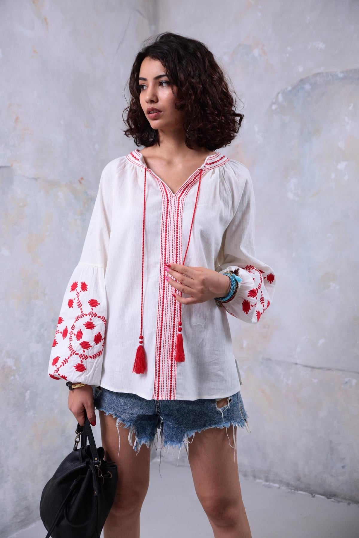 Ekru Kolları ve Önü İşlemeli Bluz - Şaman Butik Ekru Kolları ve Önü İşlemeli Bluz