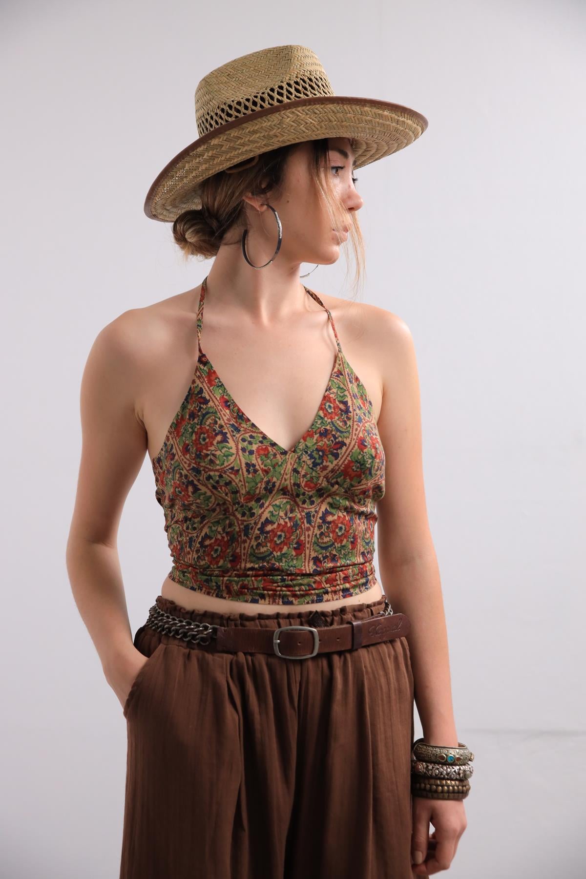 Kahverengi Sırtı Açık Boyundan Bağlamalı Crop Bluz - Şaman Butik Kahverengi Sırtı Açık Boyundan Bağlamalı Crop Bluz
