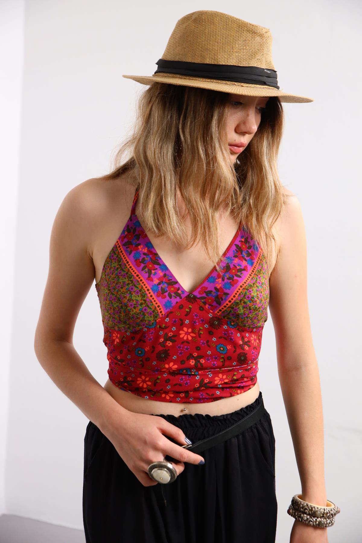 Kırmızı Desenli Sırtı Açık Boyundan Bağlamalı Crop Bluz - Şaman Butik Kırmızı Desenli Sırtı Açık Boyundan Bağlamalı Crop Bluz