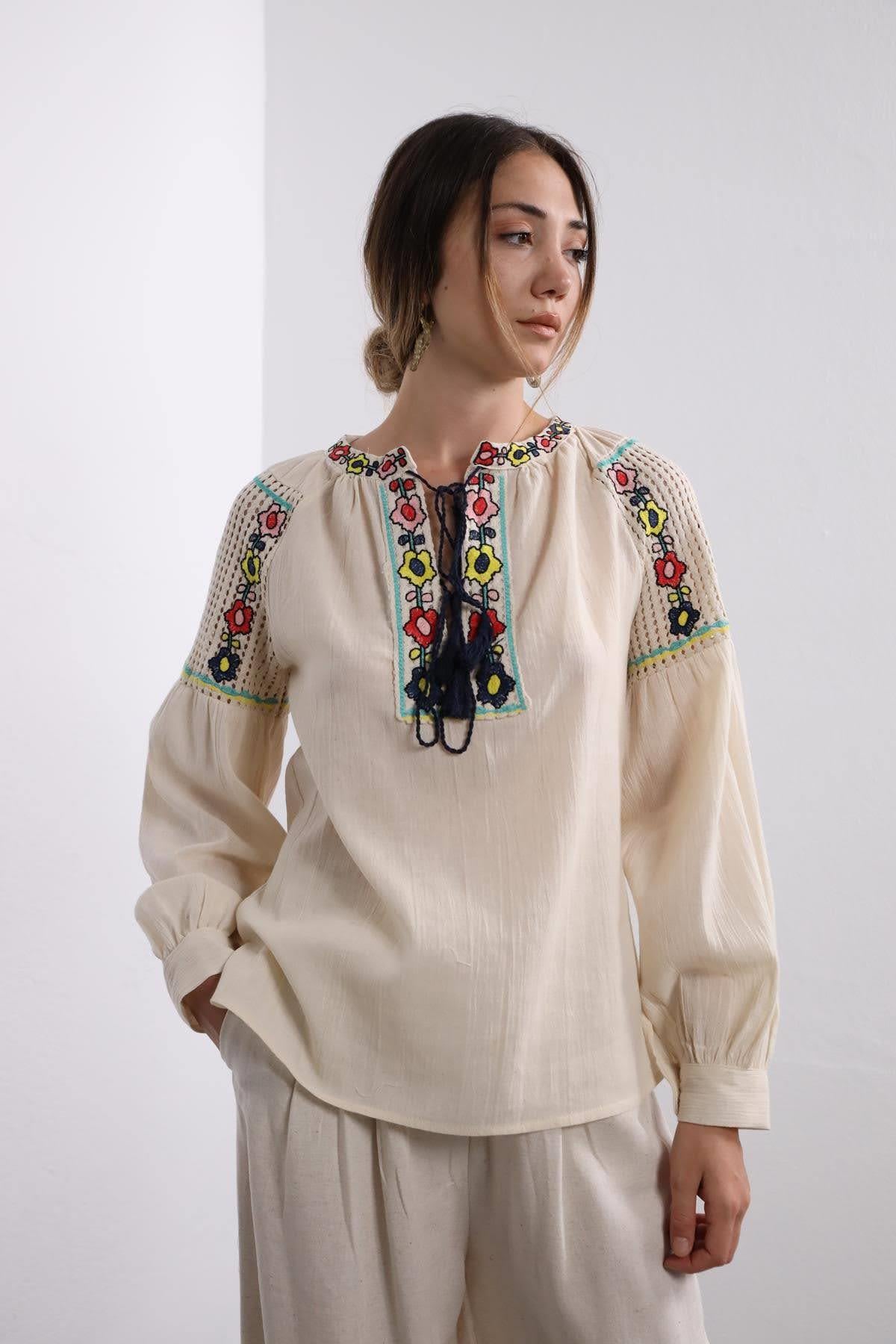 Krem Yakası ve Omzu İşlemeli Bluz - Şaman Butik Krem Yakası ve Omzu İşlemeli Bluz