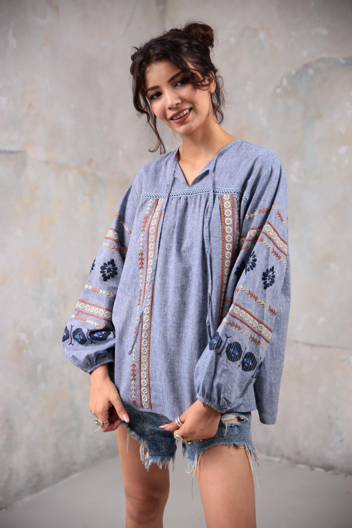 Lacivert Kırçıllı Etnik Desen İşlemeli Yakası İpli Bluz - Şaman Butik Lacivert Kırçıllı Etnik Desen İşlemeli Yakası İpli Bluz