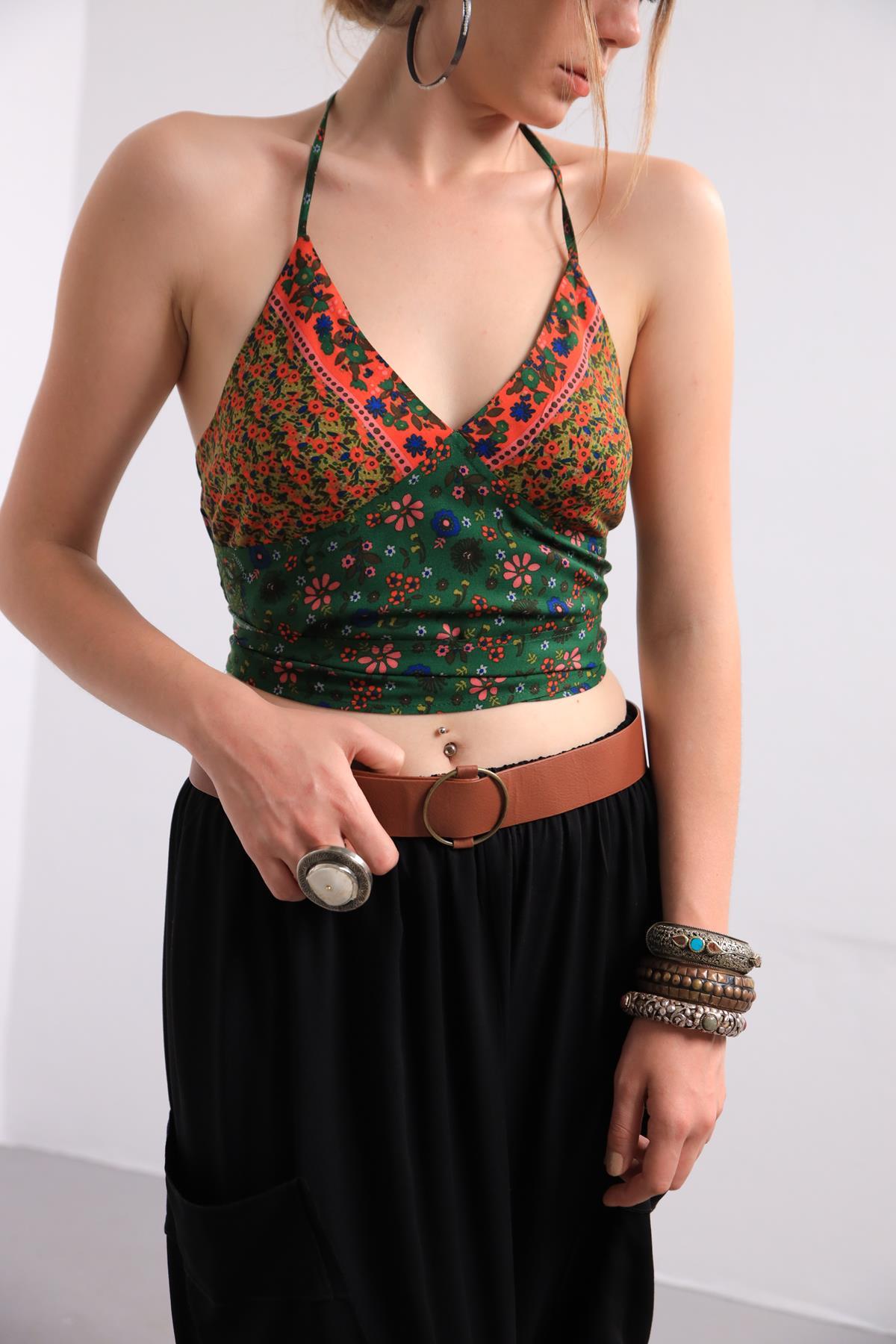 Yeşil Desenli Sırtı Açık Boyundan Bağlamalı Crop Bluz - Şaman Butik Yeşil Desenli Sırtı Açık Boyundan Bağlamalı Crop Bluz