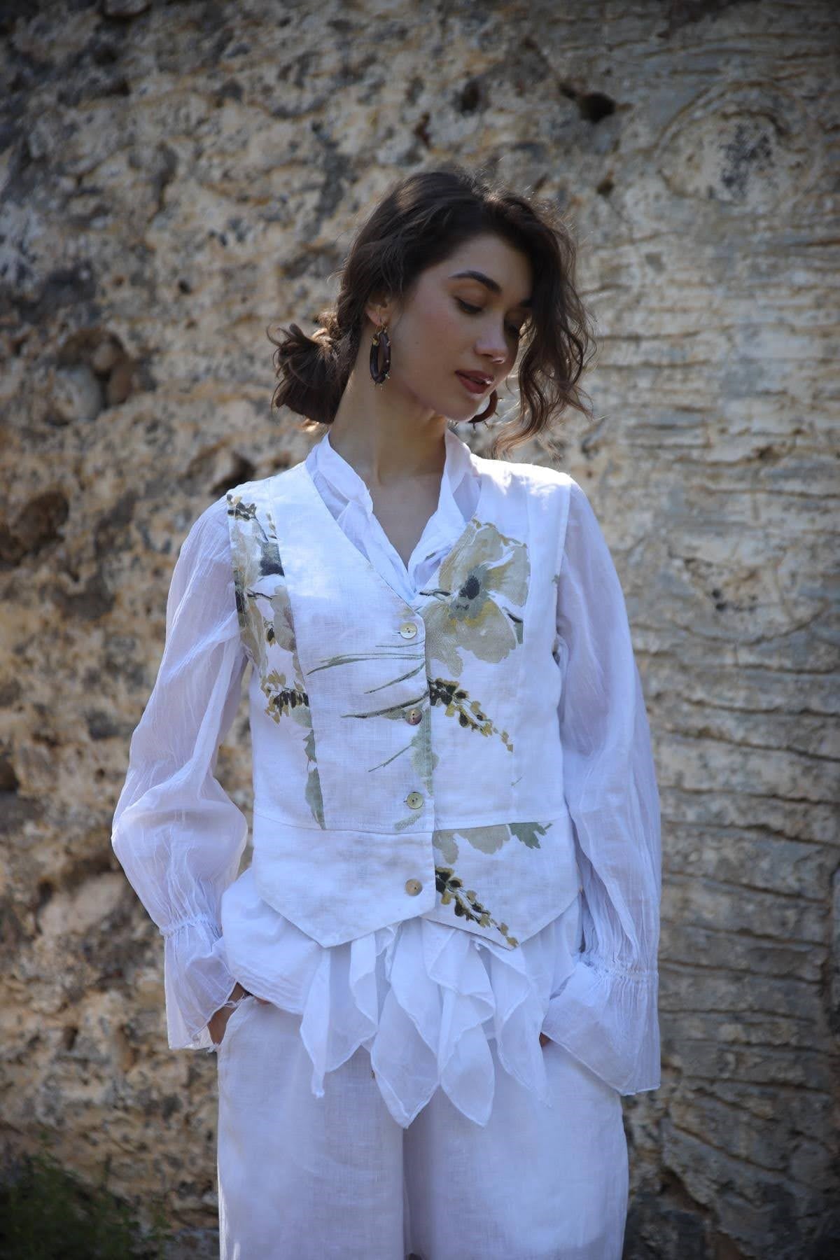 Beyaz Çiçek Desenli Düğmeli Keten Bluz