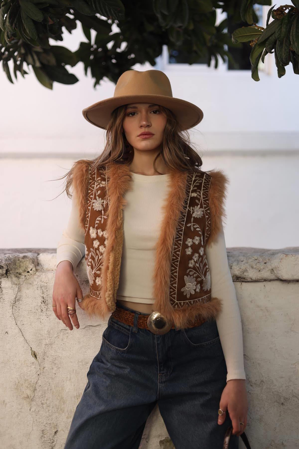 Taba İçi Kürklü Nakışlı Süet Yelek