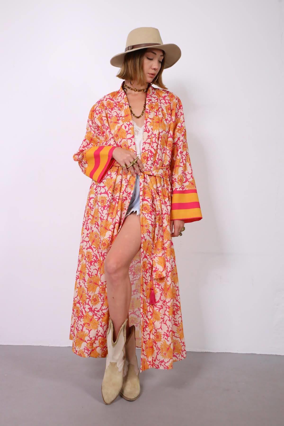  Turuncu Çiçek Desenli Kalın Manşetli Kimono
