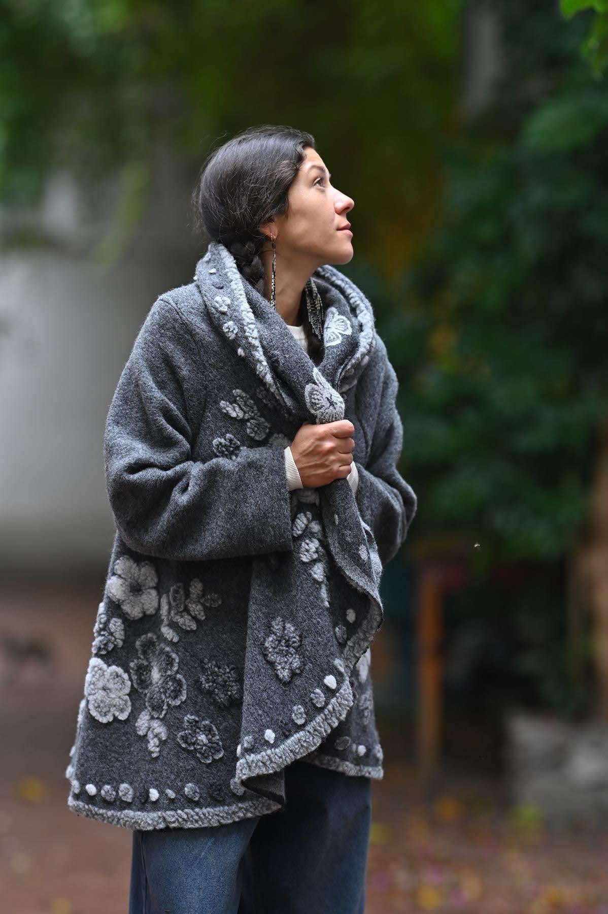 Gri Şal Yaka Çiçek Desenli Keçe Ceket