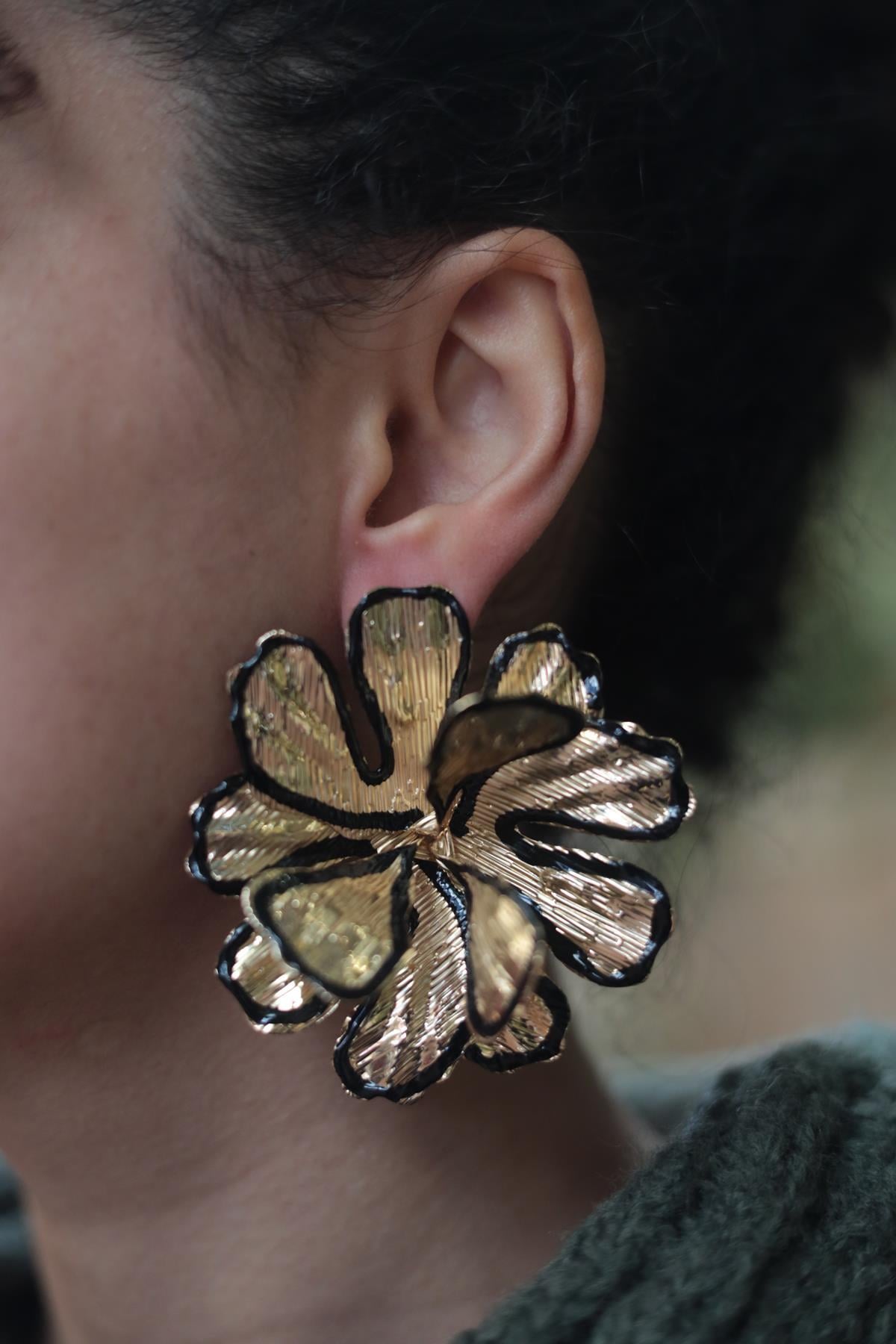 Siyah Şeritli Çiçek Küpe