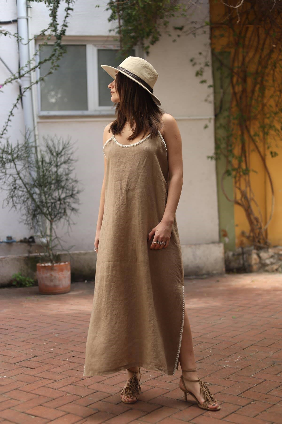 Camel Rengi Yırtmaçlı Dikiş Detaylı Askılı Keten Elbise