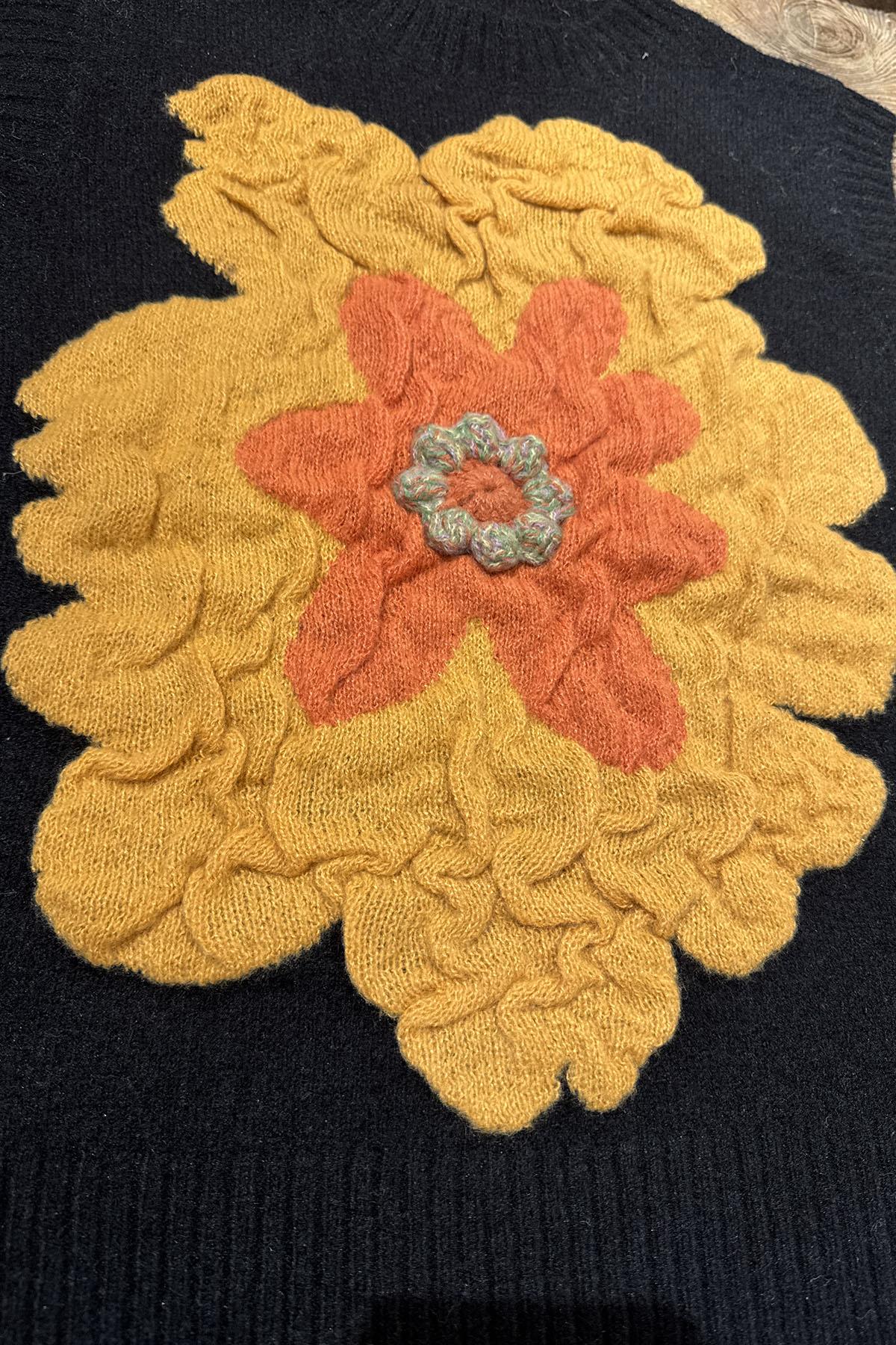 Siyah Çiçek Kabartmalı Süveter