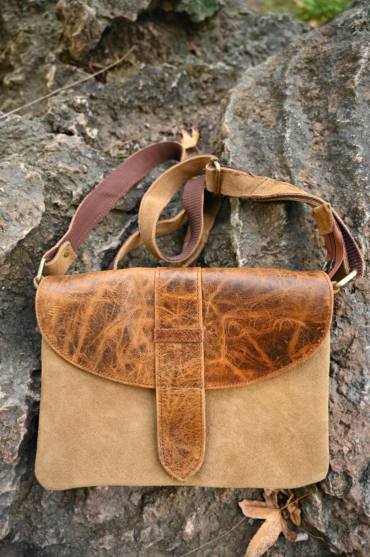 Camel Rengi Çıtçıtlı Deri Kapaklı Süet Çanta