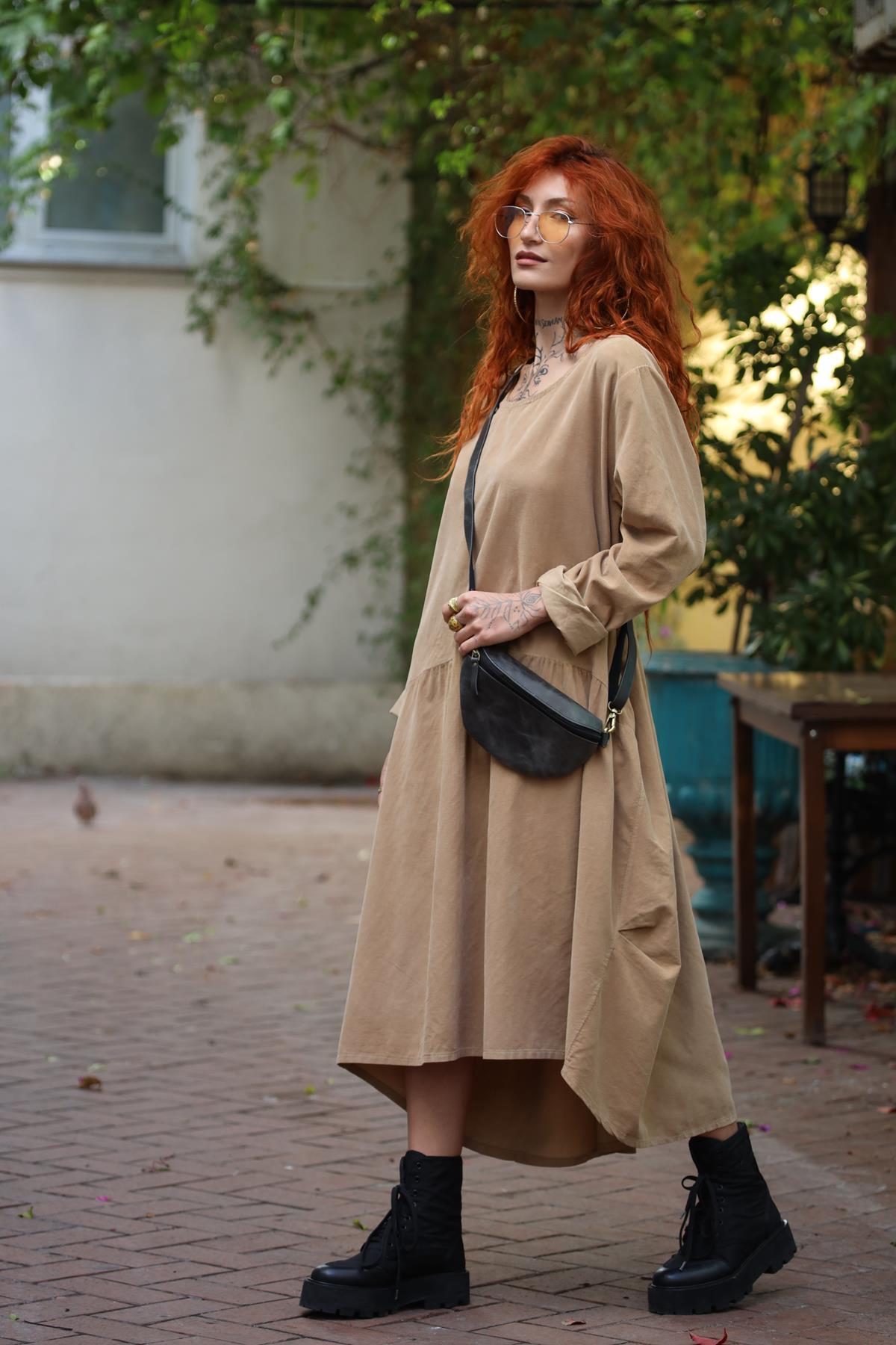 Camel Rengi Dikiş Detaylı Yanları Pileli Kadife Elbise